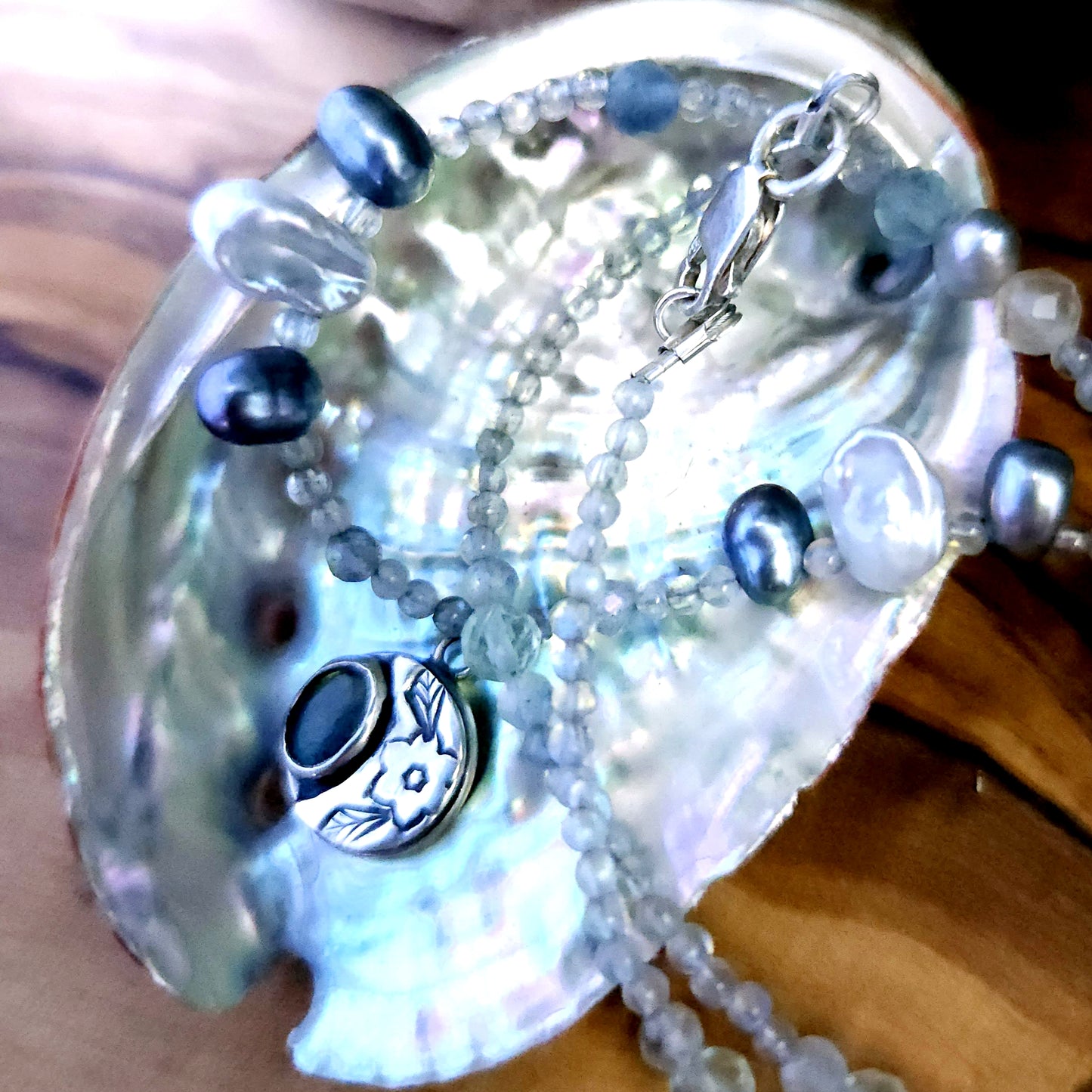 Collier ras-du-cou avec breloque