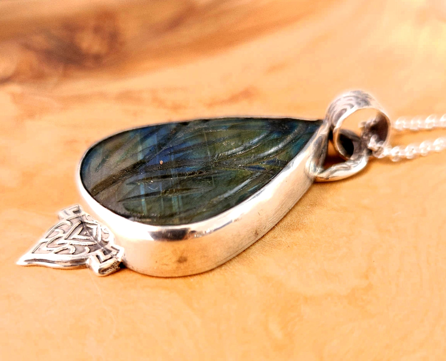 Pendentif "Faerie" en argent et labradorite gravée