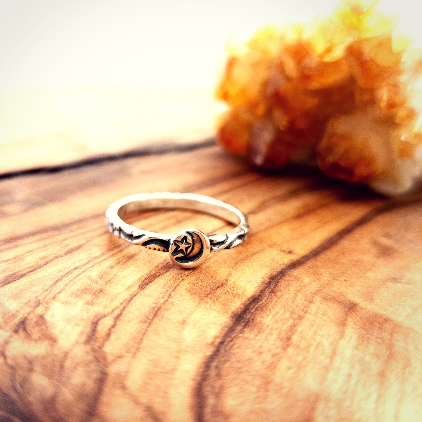 GRANDEUR 5 ¼. Prête à expédier . Petite bague à motifs en argent