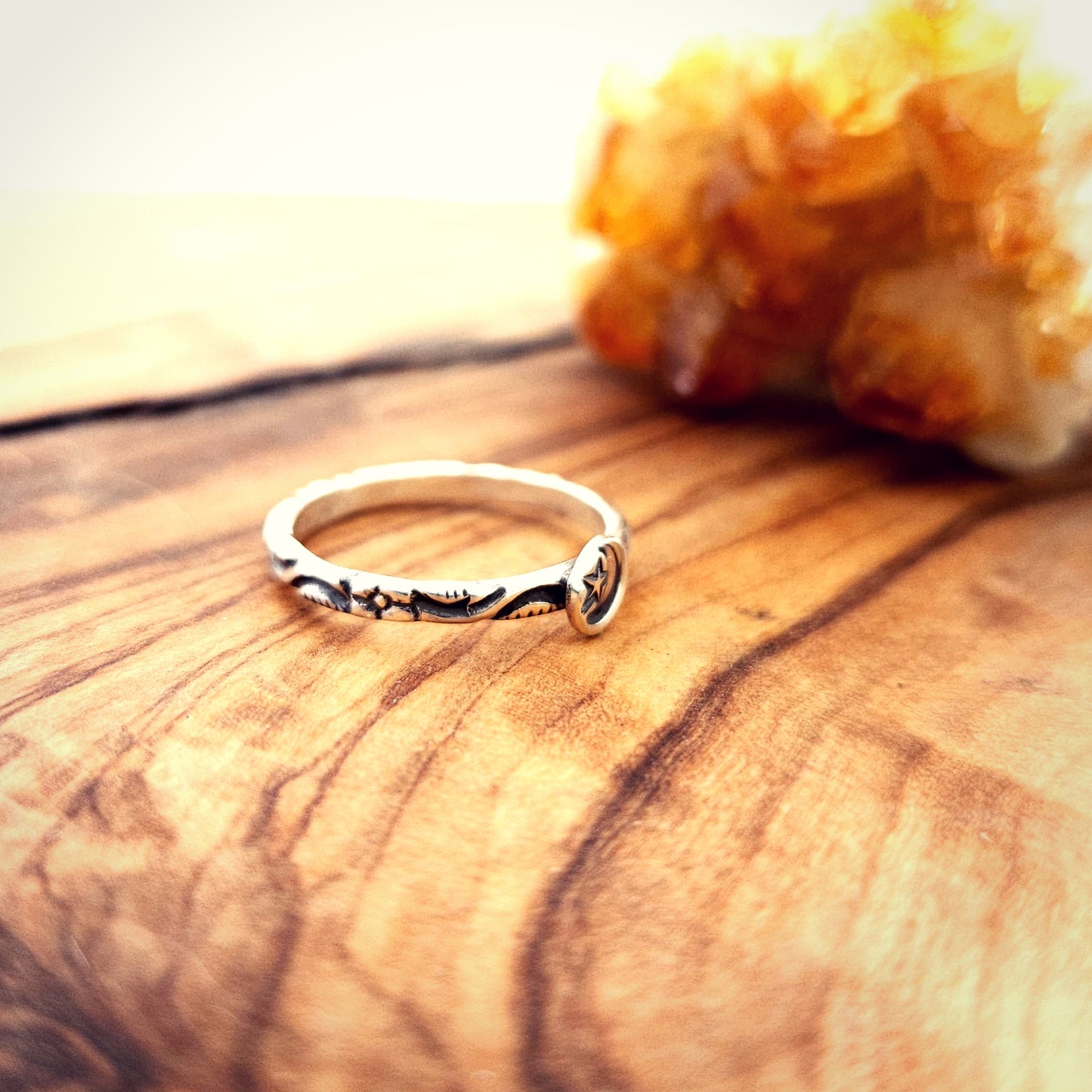 GRANDEUR 5 ¼. Prête à expédier . Petite bague à motifs en argent