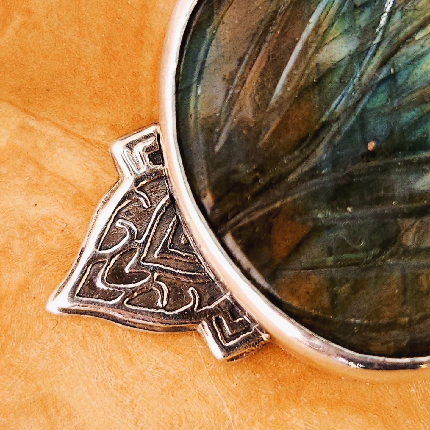 Pendentif "Faerie" en argent et labradorite gravée