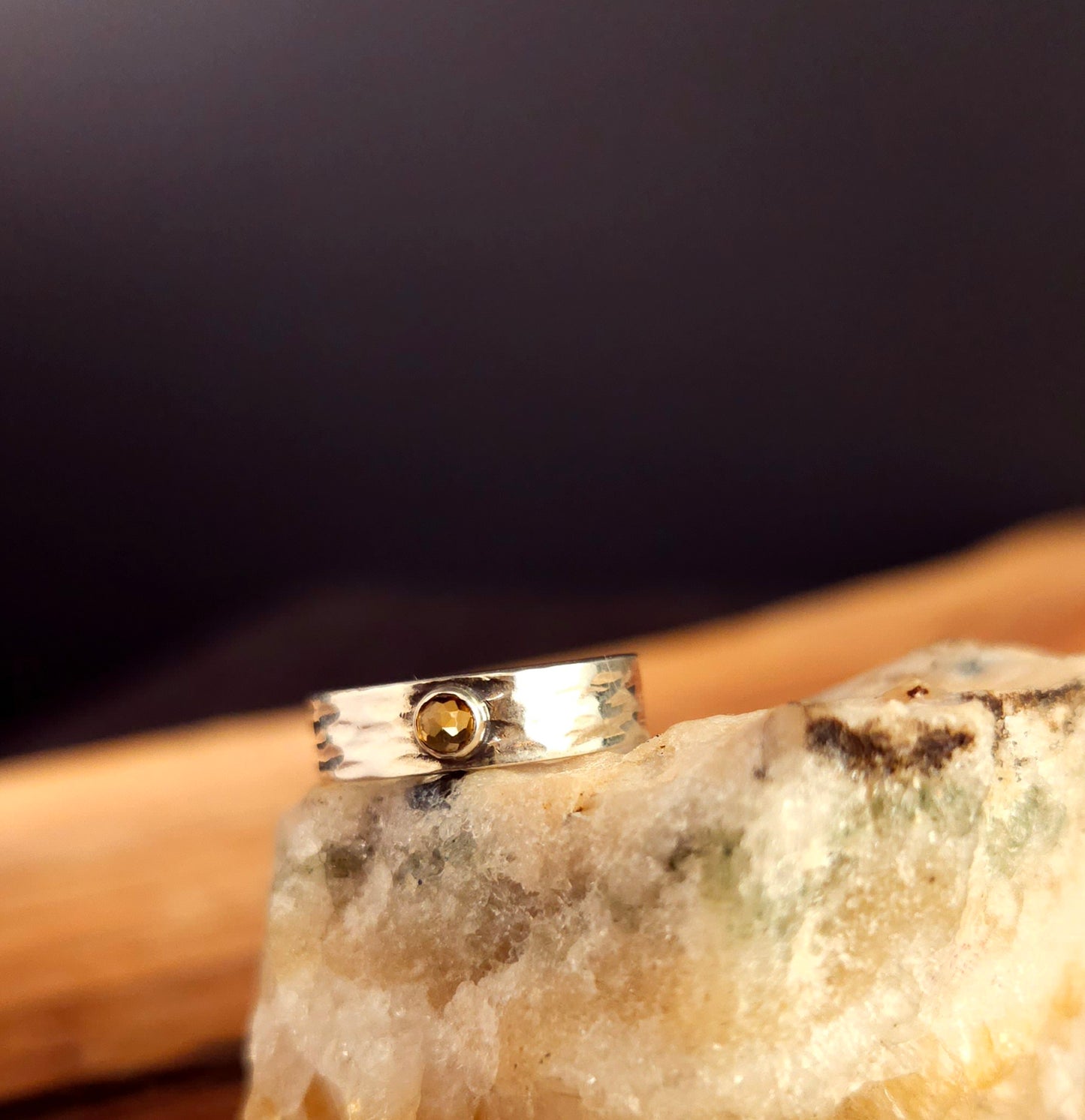 GRANDEUR 5. Prête à expédier . Petite bague à motifs en argent
