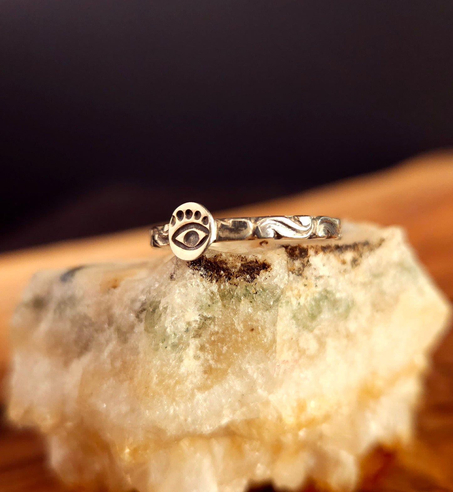 GRANDEUR 6, 7½, 9 Prête à expédier . Petite bague à motifs en argent