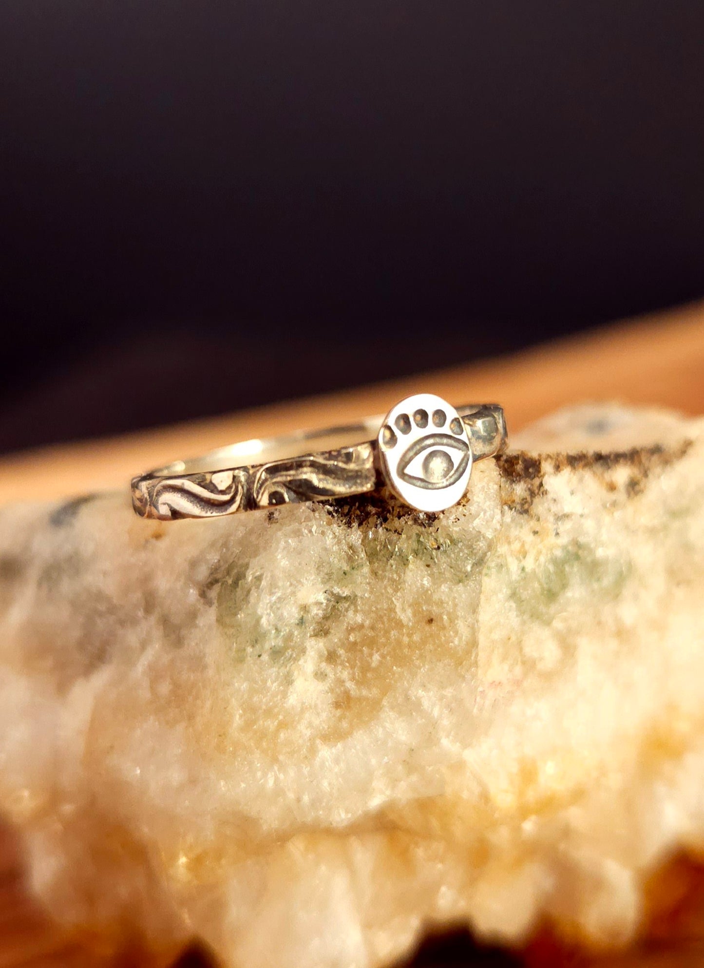 GRANDEUR 6, 7½, 9 Prête à expédier . Petite bague à motifs en argent