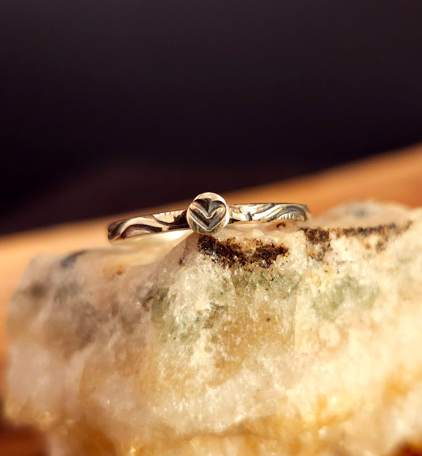 GRANDEUR 7. Prête à expédier . Petite bague à motifs en argent