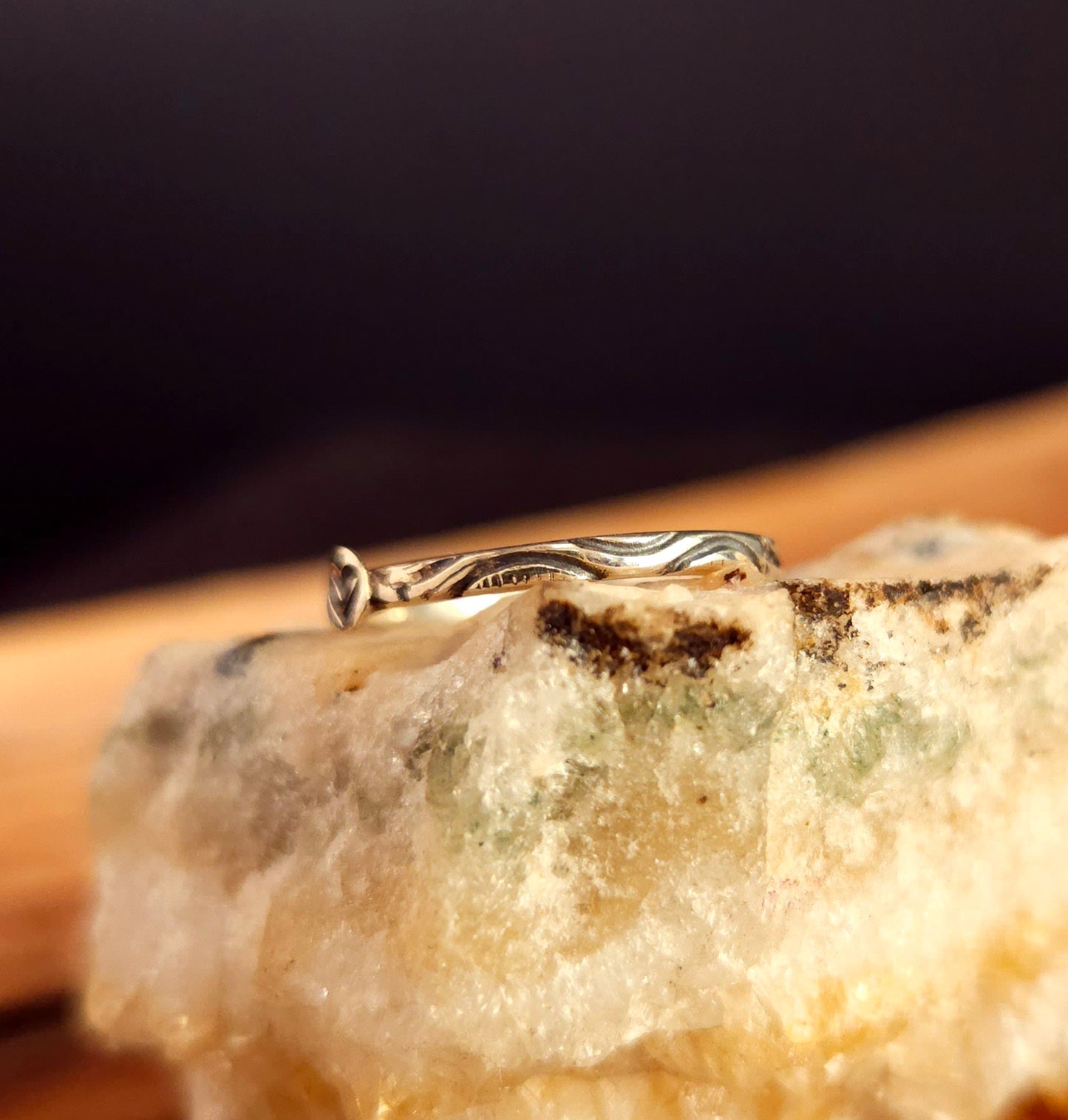 GRANDEUR 7. Prête à expédier . Petite bague à motifs en argent