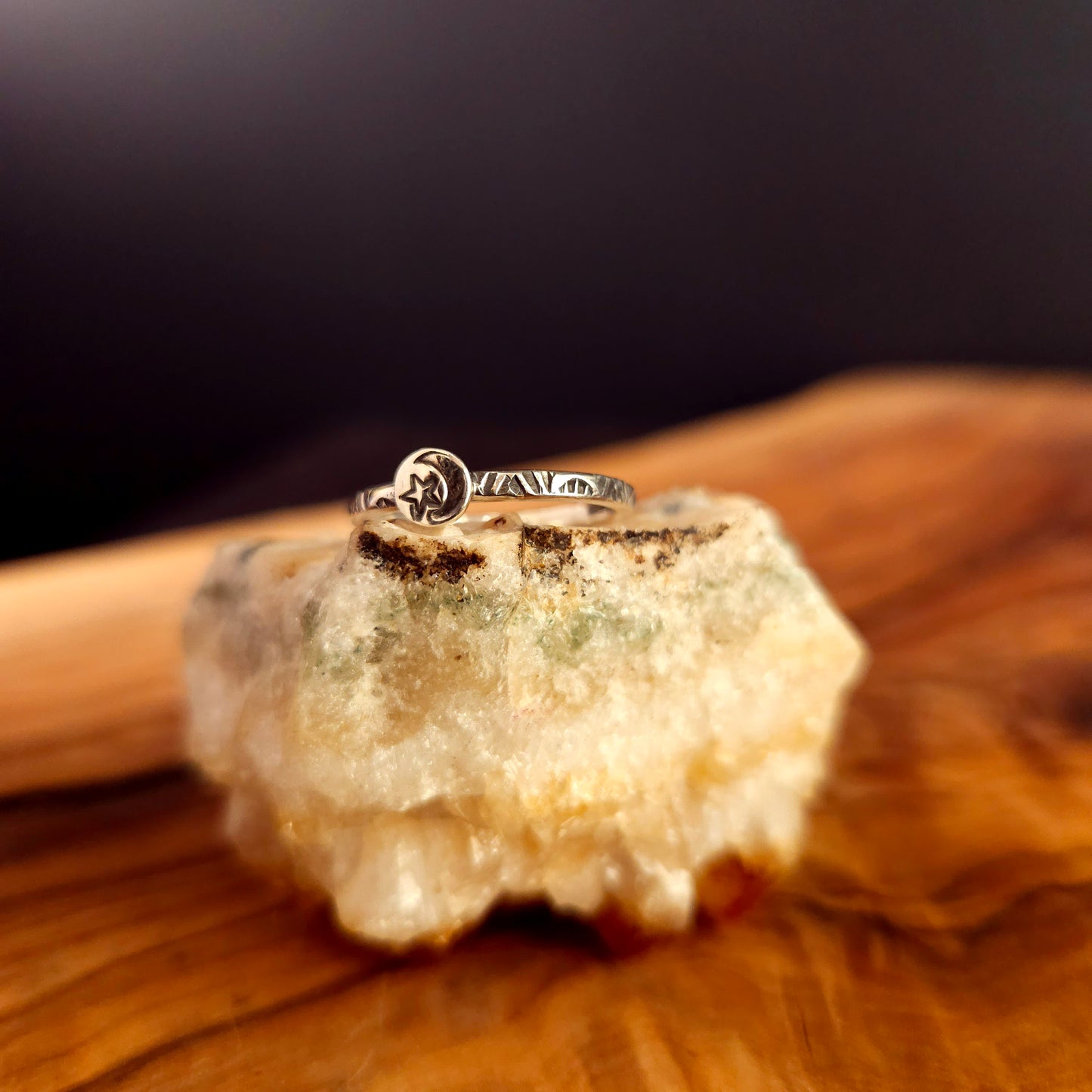 GRANDEUR 6. Prête à expédier . Petite bague à motifs en argent