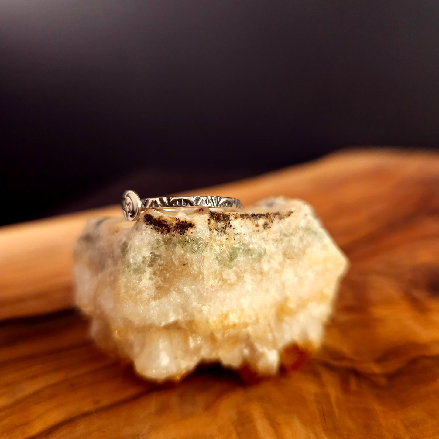 GRANDEUR 6. Prête à expédier . Petite bague à motifs en argent