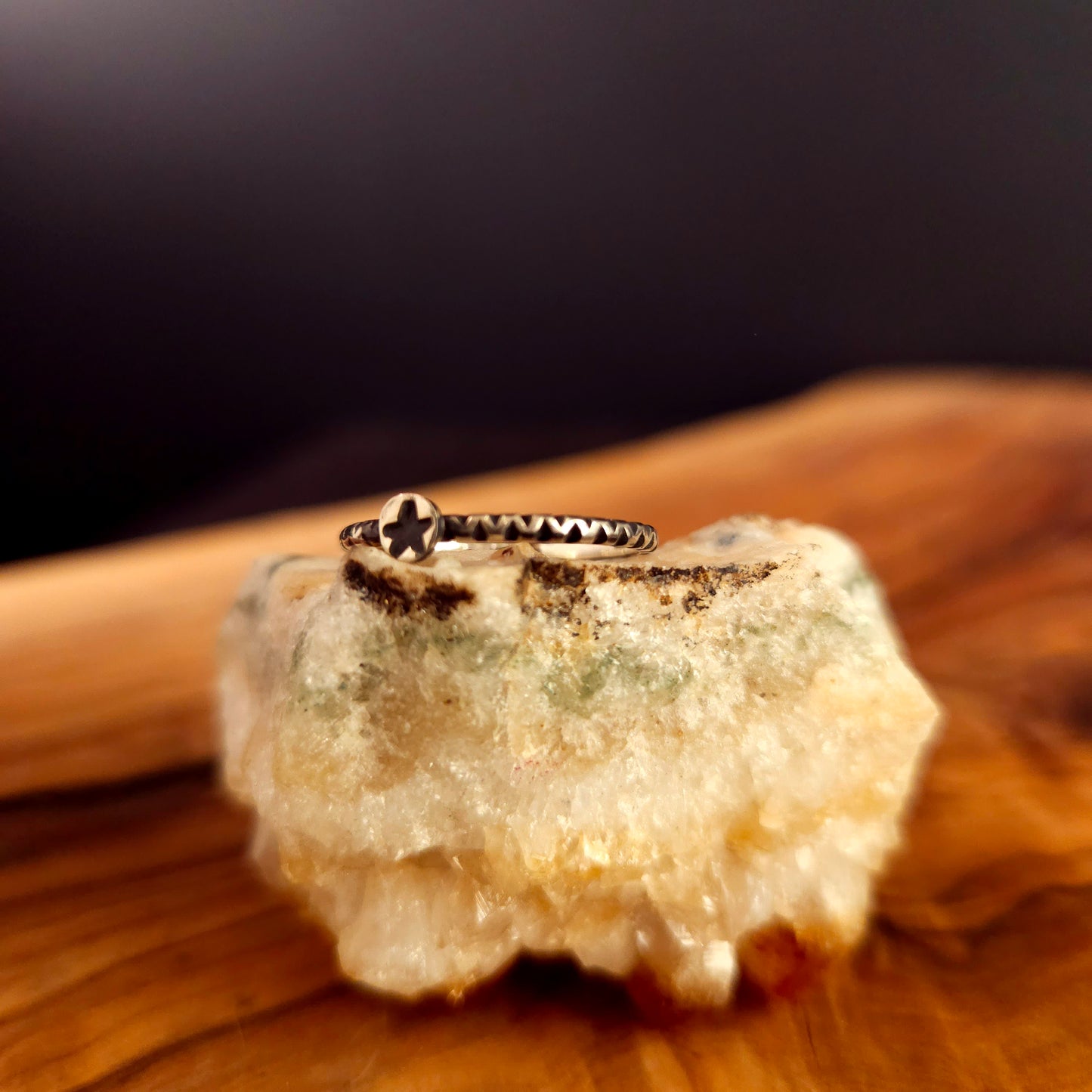 GRANDEUR 6 ½. Prête à expédier . Petite bague à motifs en argent