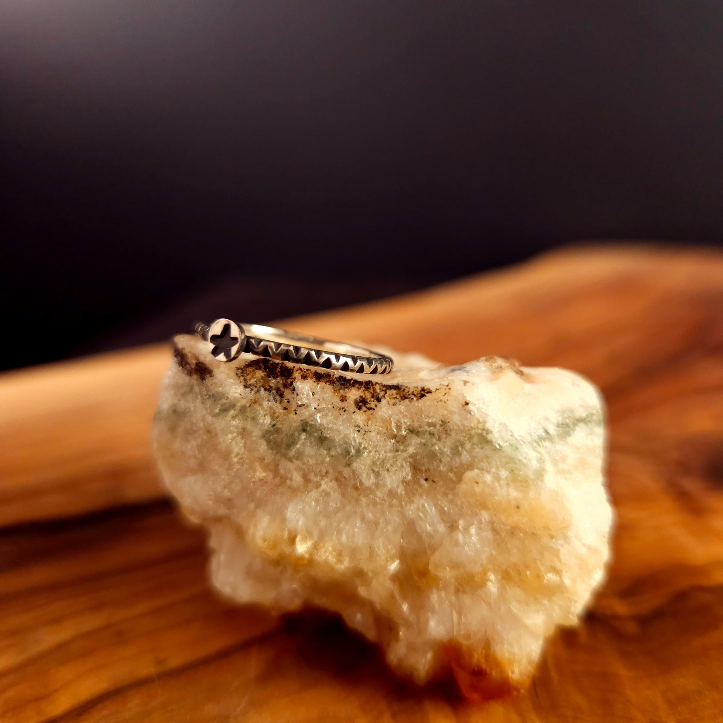 GRANDEUR 6 ½. Prête à expédier . Petite bague à motifs en argent
