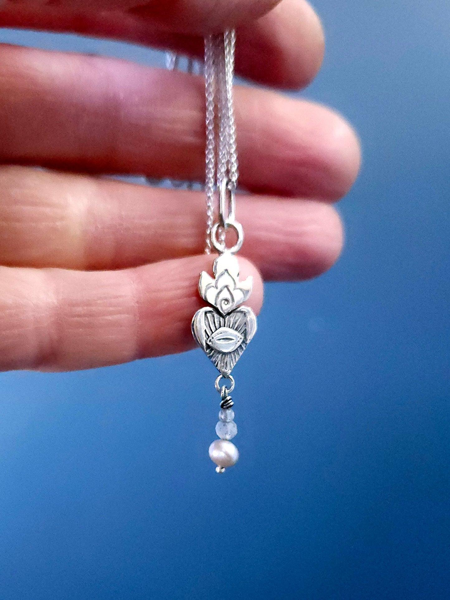 Breloque Coeur Sacré sur chaîne