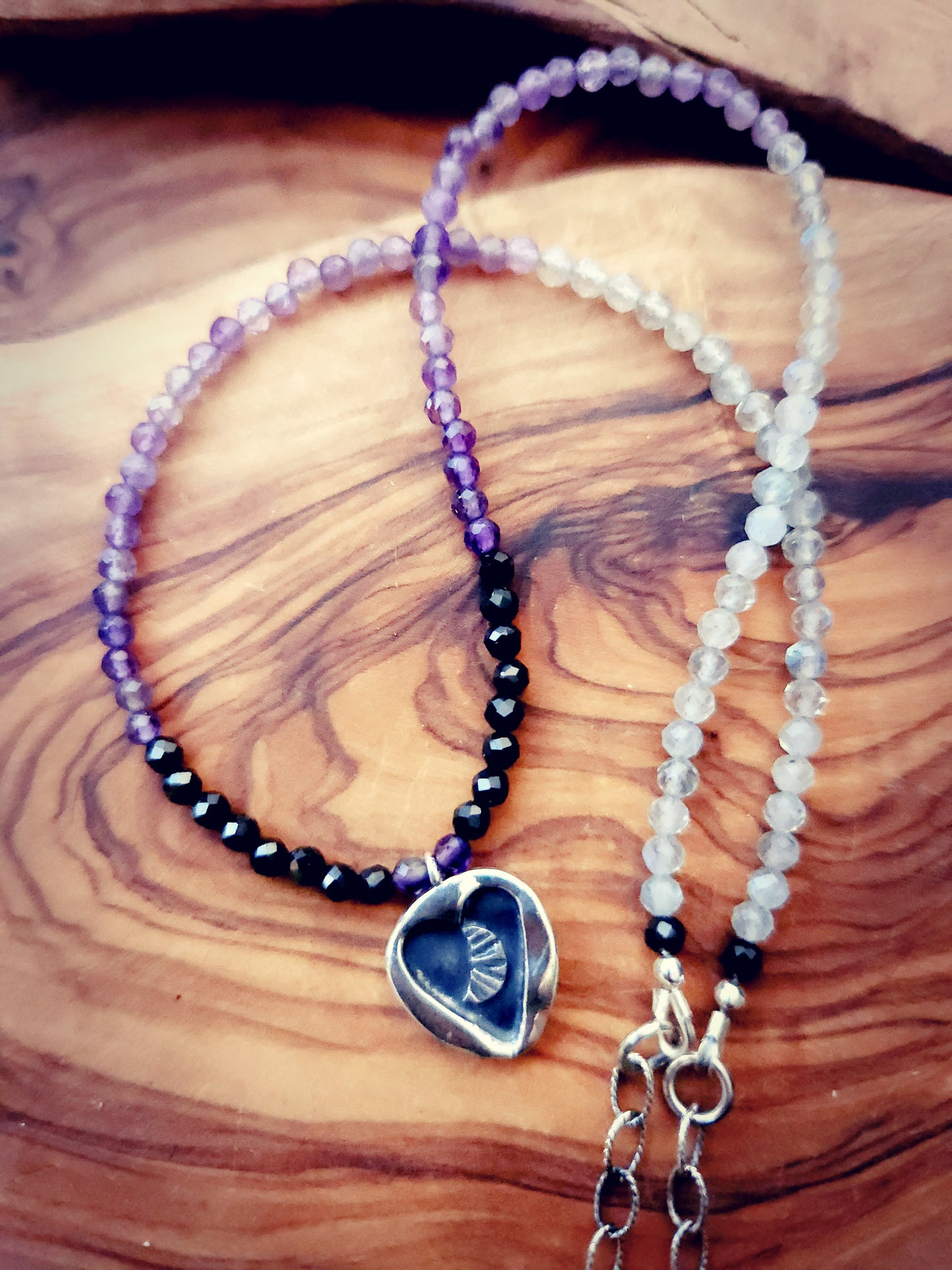 Collier de pierres avec breloque Coeur