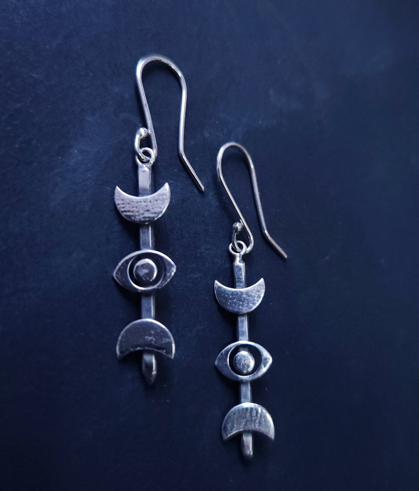 Boucles d’oreilles lunaires en argent sterling – œil protecteur et lunes – Gardienne des cycles