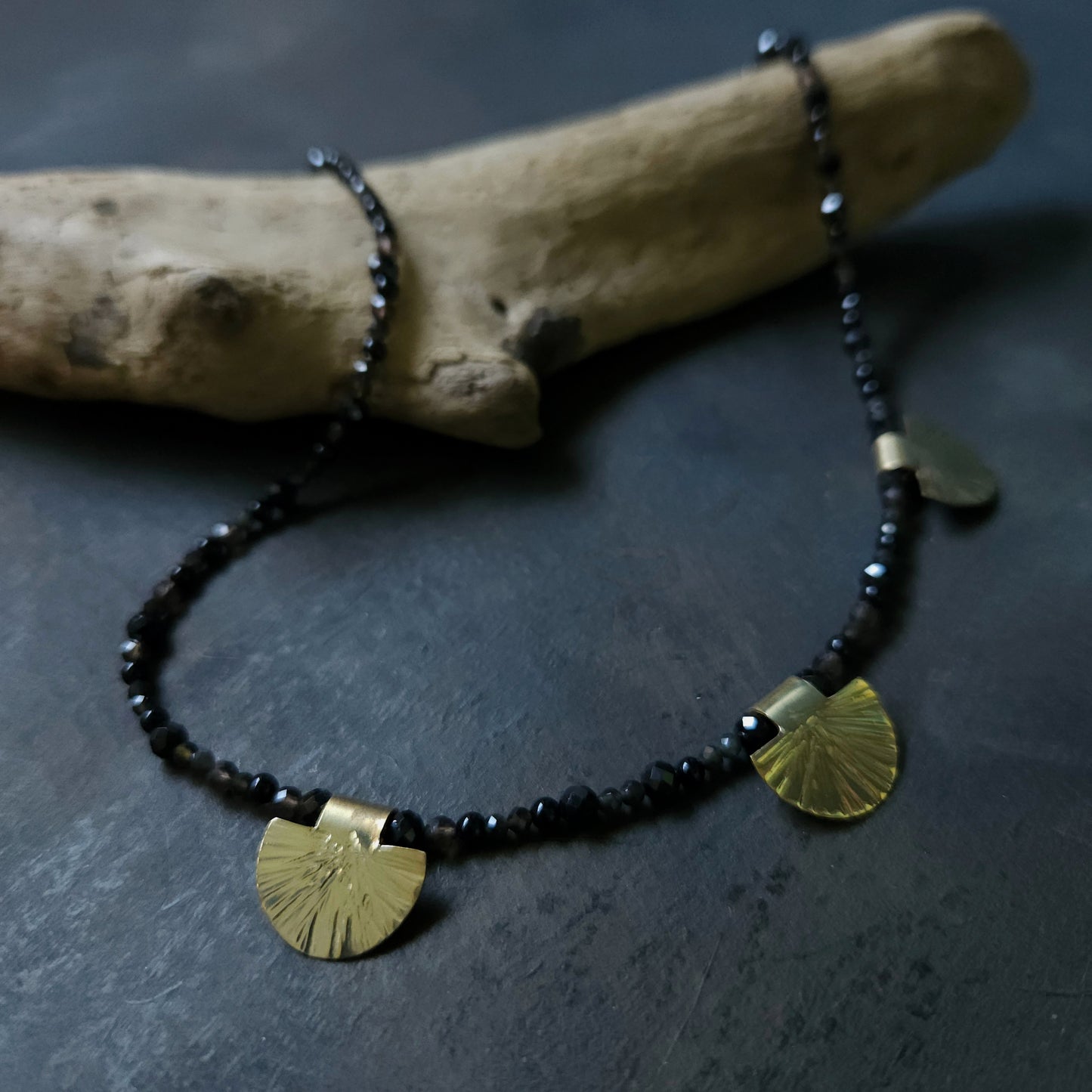 Collier tribal en laiton fait main avec obsidienne, spinelle, onyx et quartz fumé