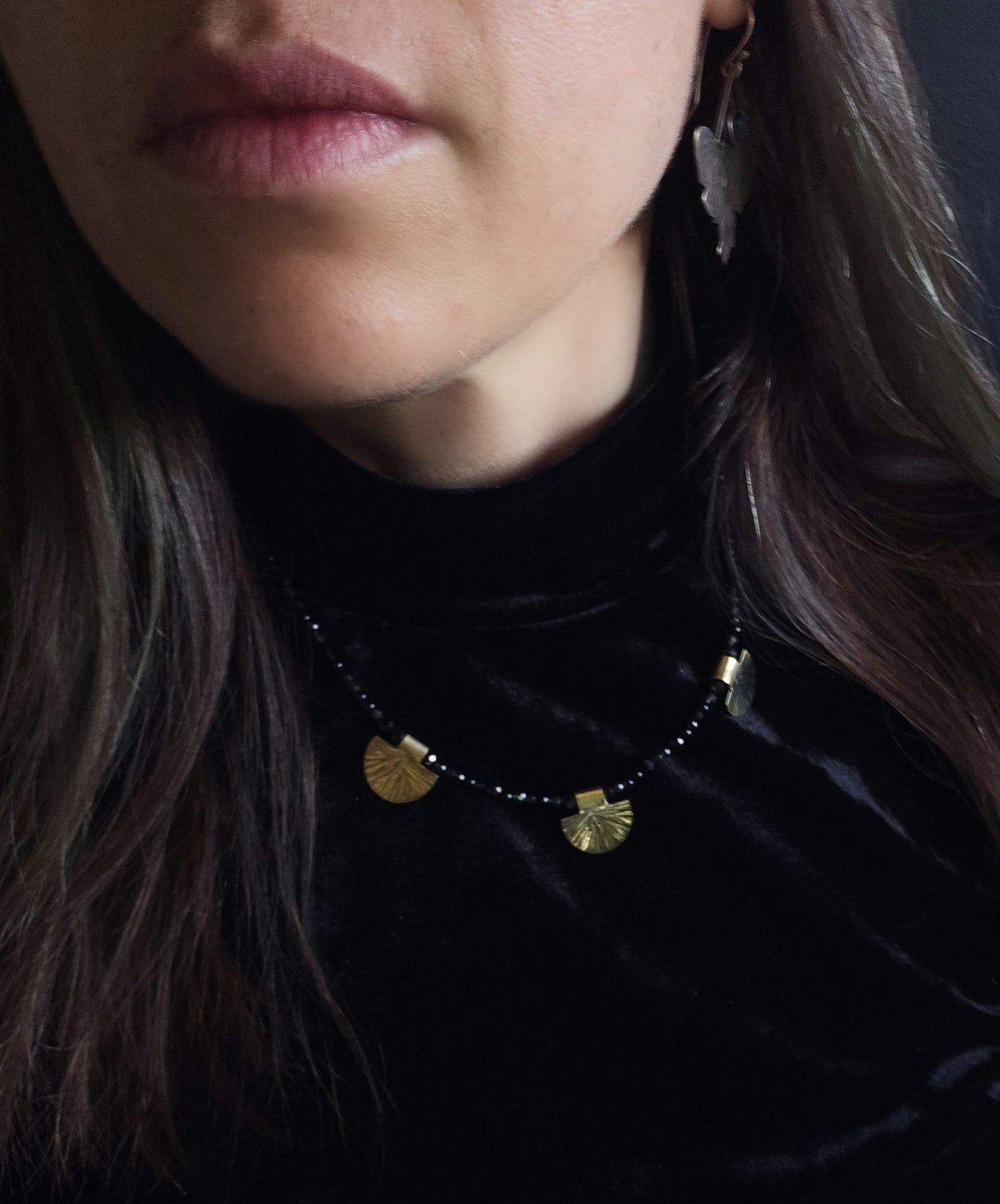 Collier tribal en laiton fait main avec obsidienne, spinelle, onyx et quartz fumé