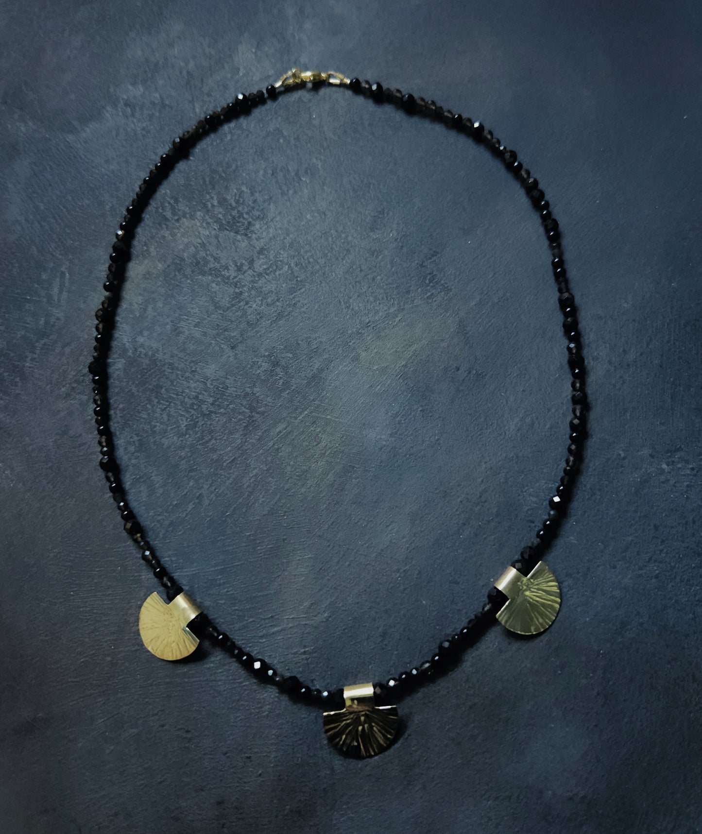 Collier tribal en laiton fait main avec obsidienne, spinelle, onyx et quartz fumé