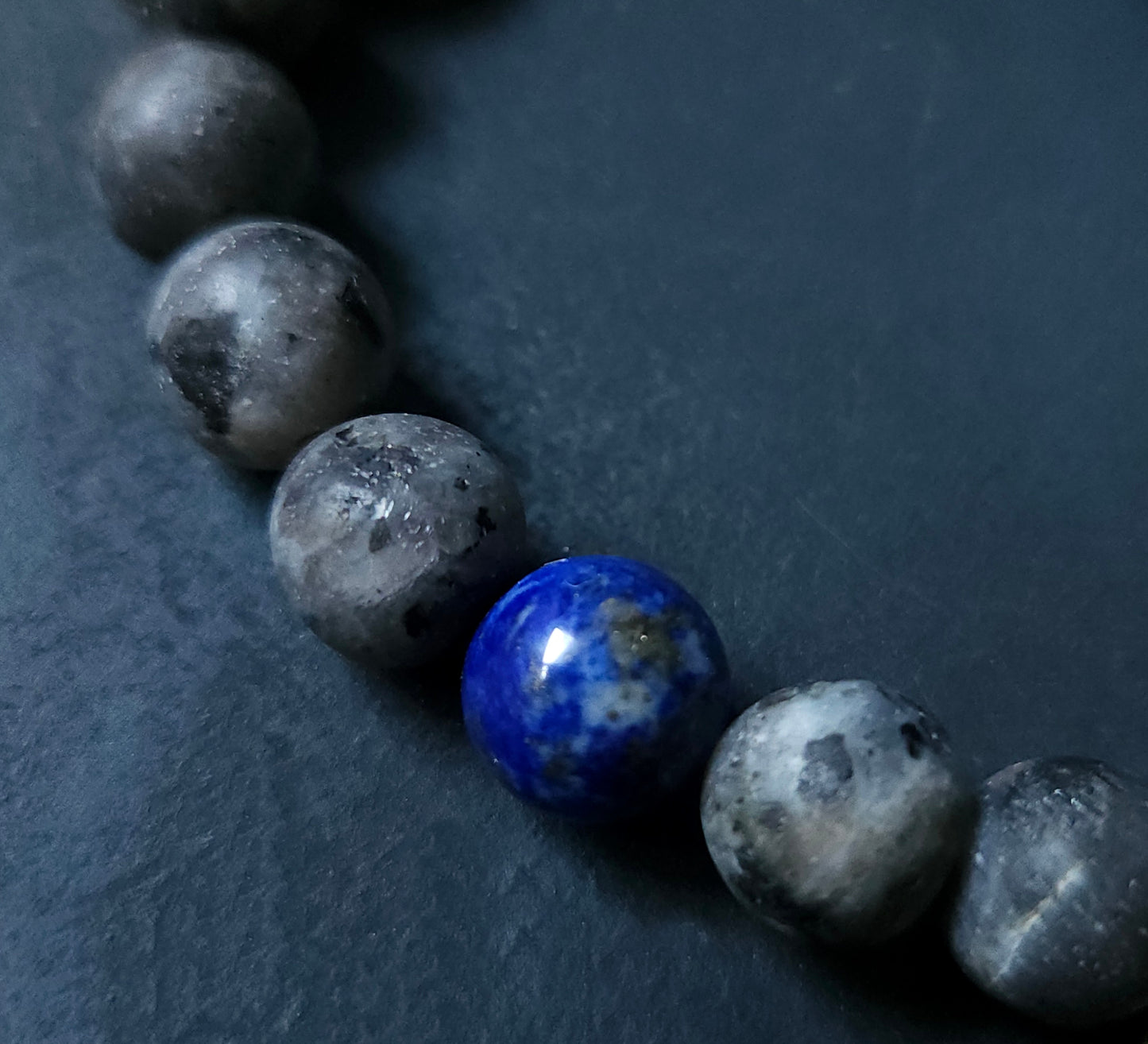 Bracelet en larvikite et lapis lazuli avec breloque oeil en argent