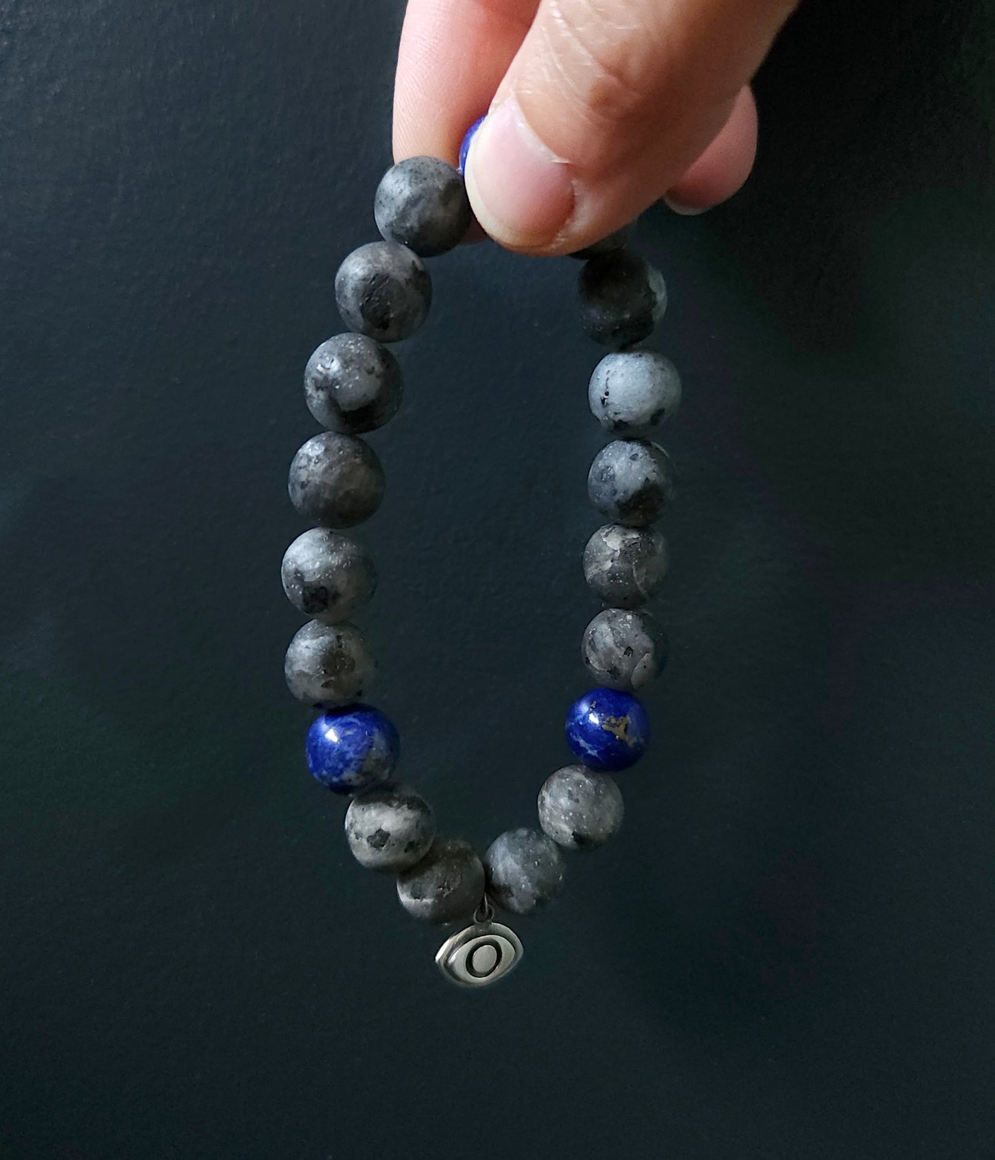 Bracelet en larvikite et lapis lazuli avec breloque oeil en argent