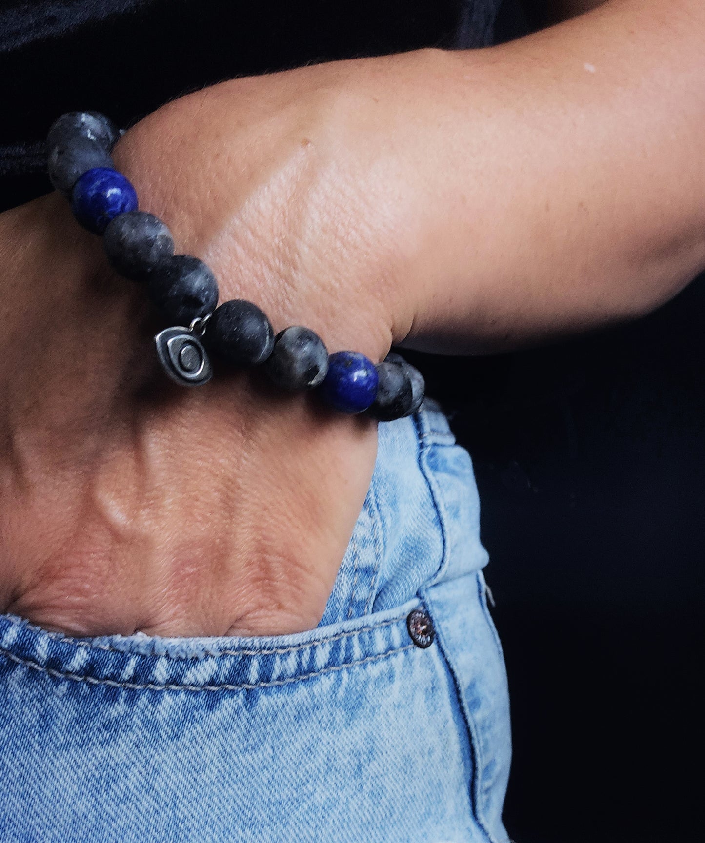 Bracelet en larvikite et lapis lazuli avec breloque oeil en argent