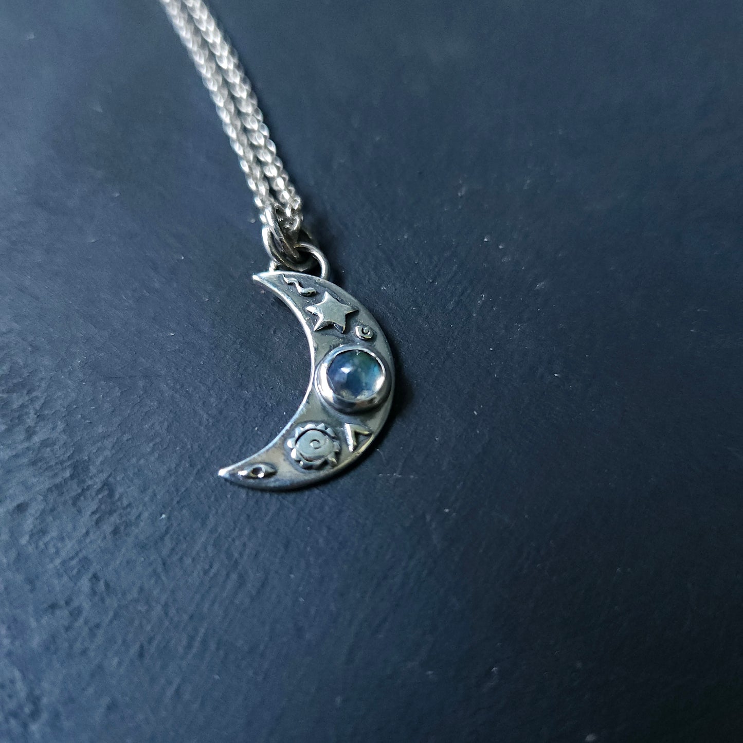 Pendentif Lune en argent sterling avec labradorite – symboles soudés à la main