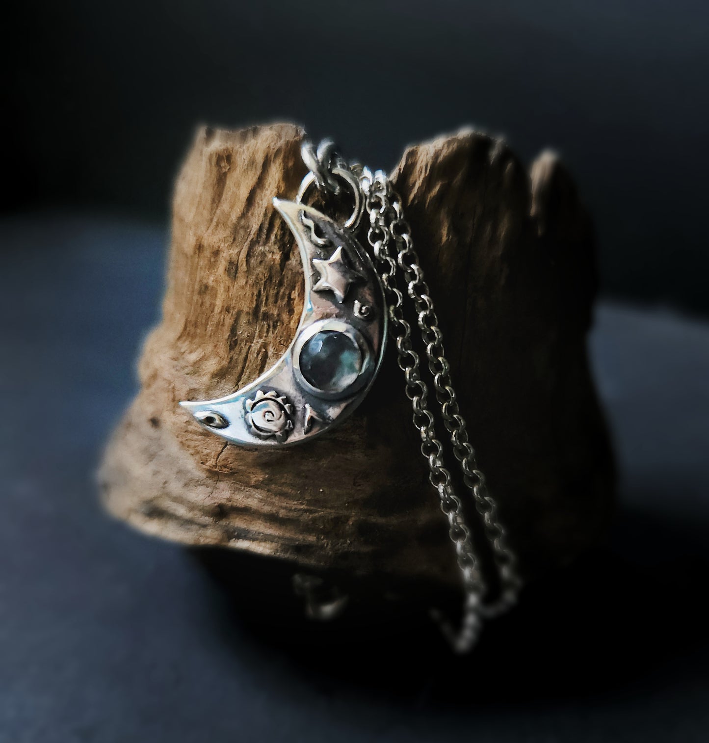 Pendentif Lune en argent sterling avec labradorite – symboles soudés à la main