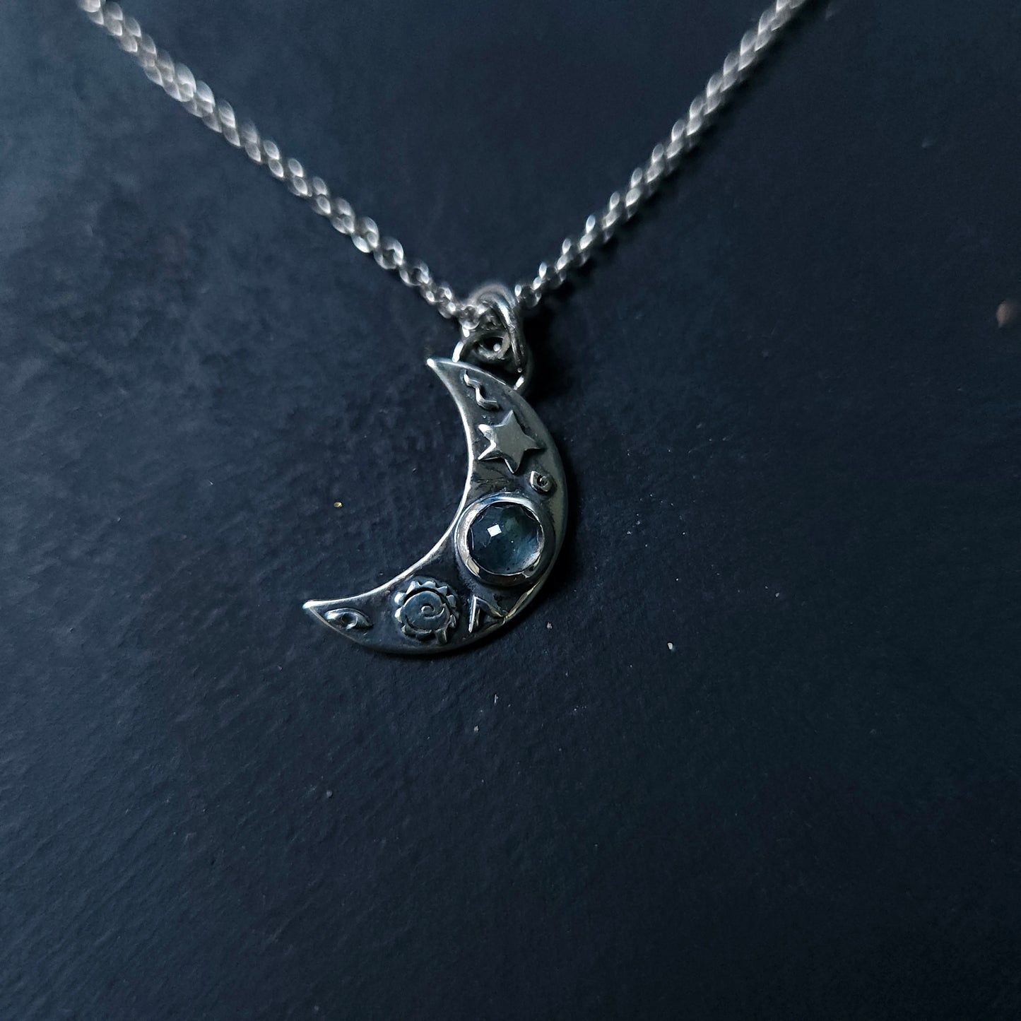 Pendentif Lune en argent sterling avec labradorite – symboles soudés à la main