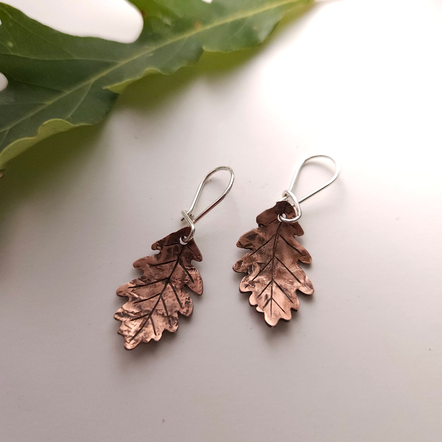 Petites boucles d’oreilles feuilles de chêne en cuivre – crochets argent sterling faits main