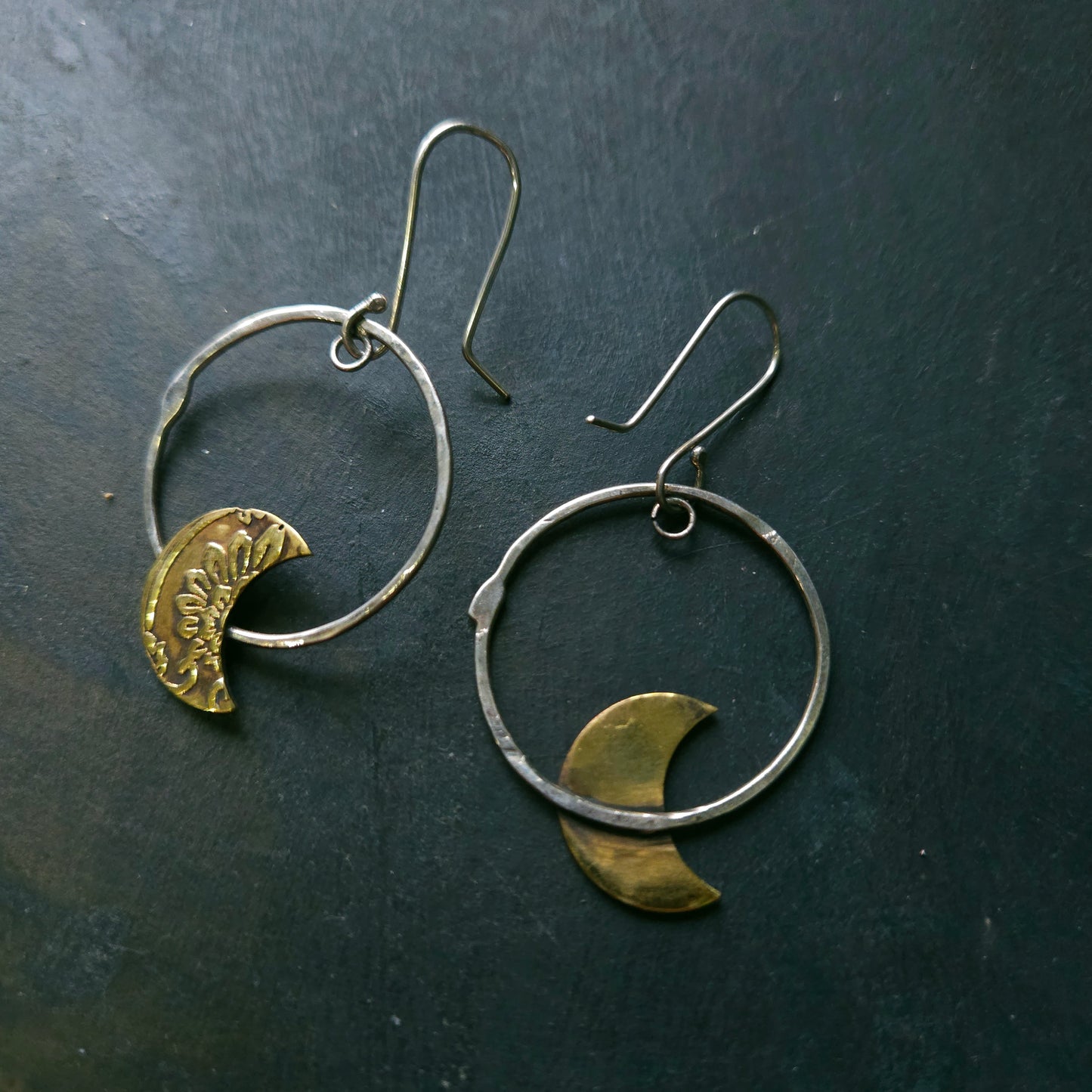 Boucles d’oreilles Lune embossée sur cercle d'argent