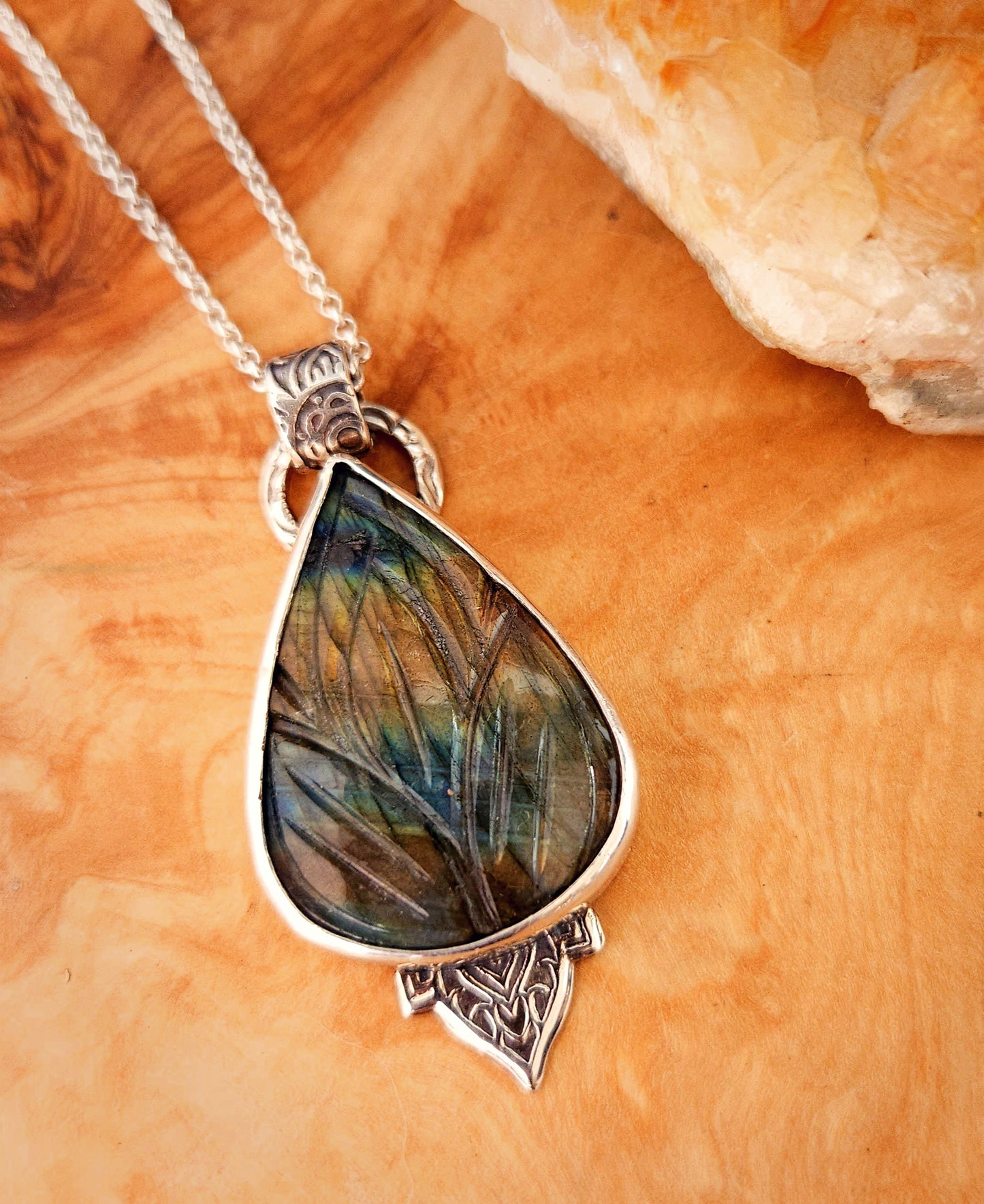 Pendentif "Faerie" en argent et labradorite gravée