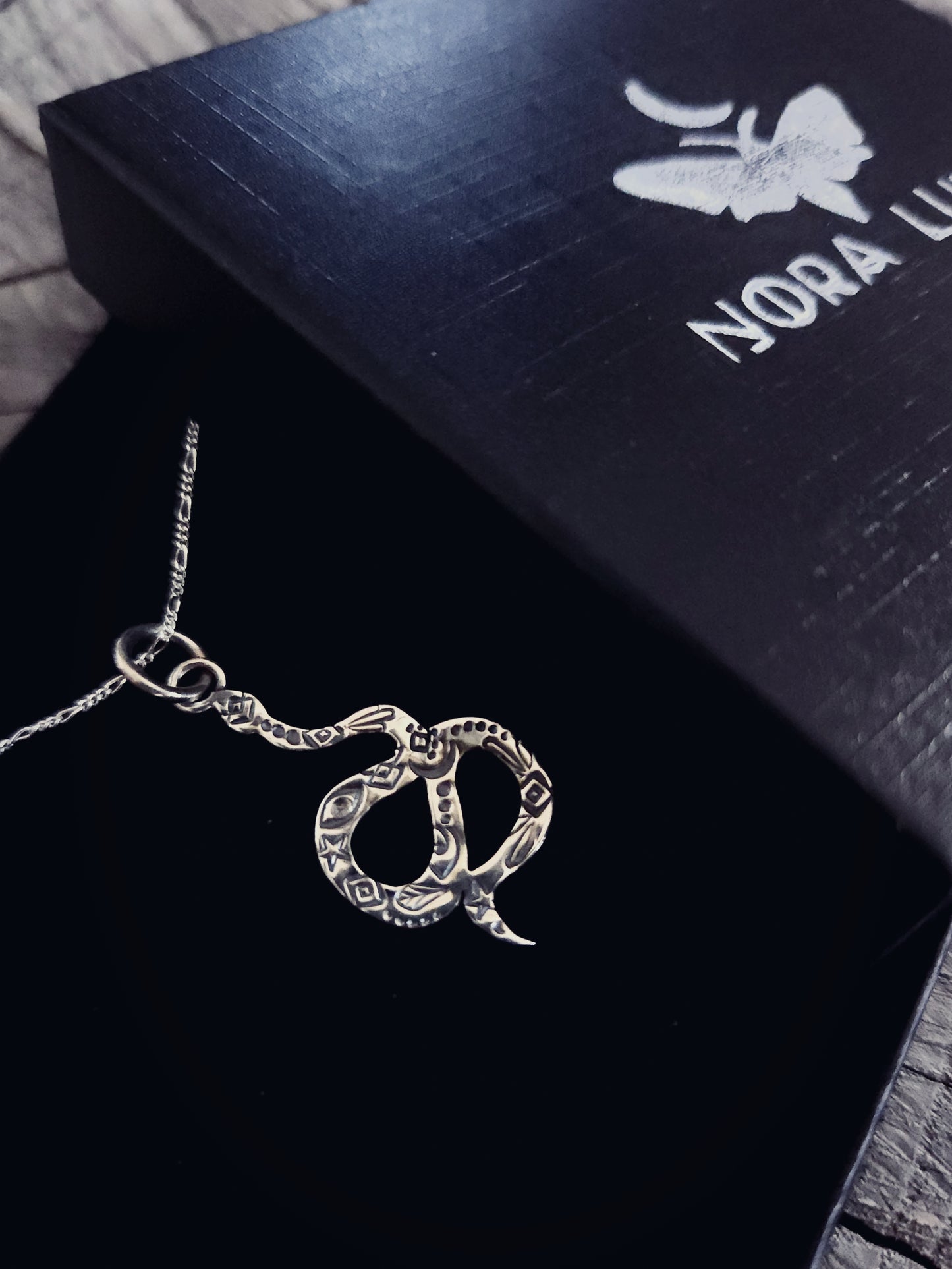 Pendentif serpent en argent sterling avec symboles poinçonnés – bijou de transformation et protection