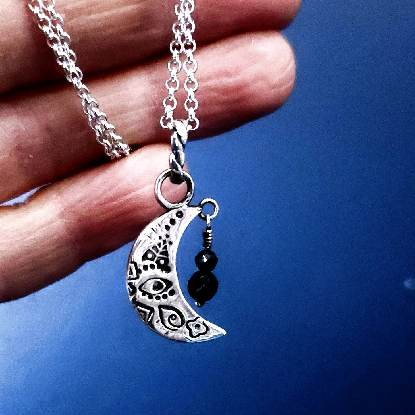 Lune en argent avec breloque en pierres noires