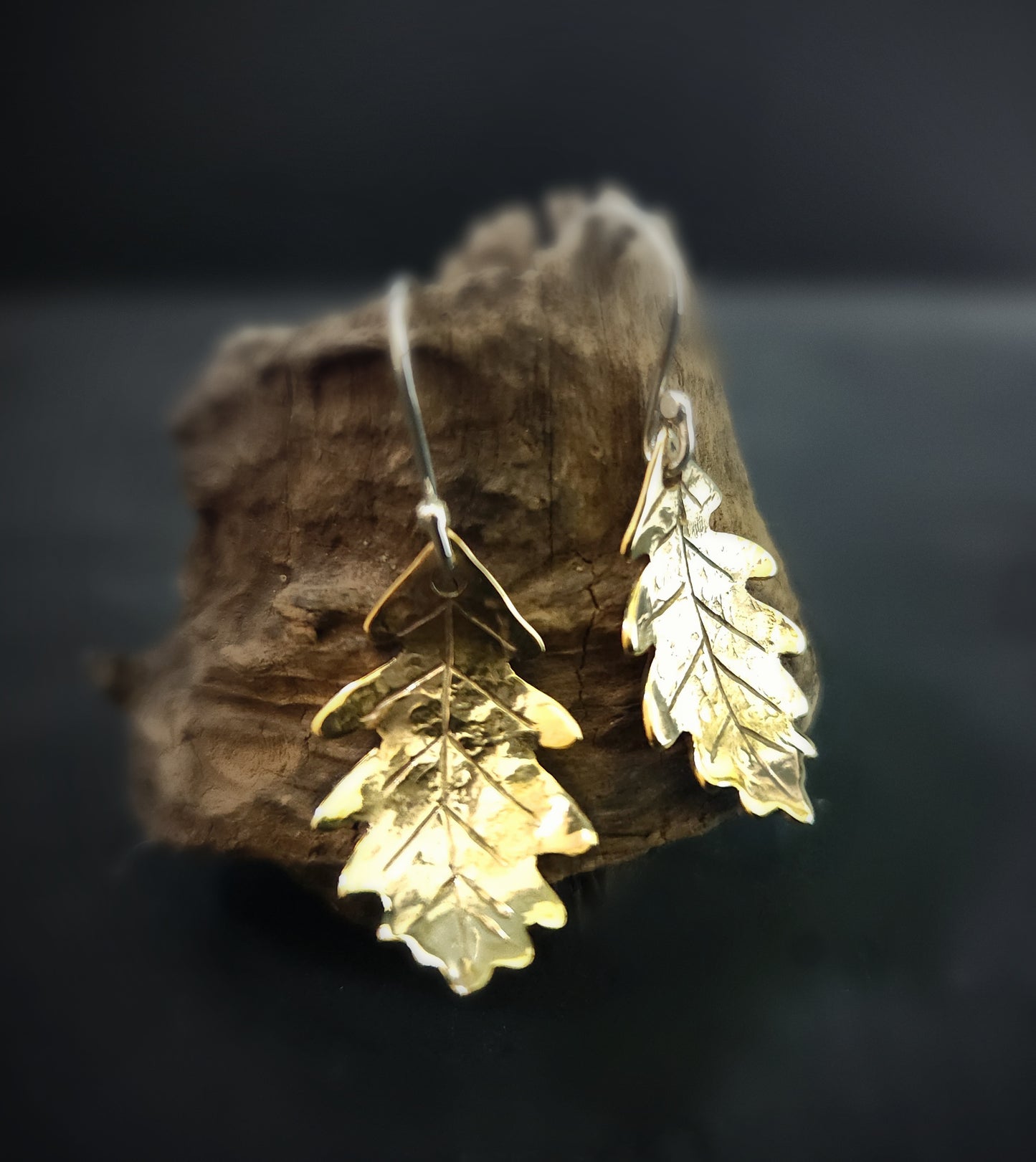 Boucles d’oreilles pendantes en laiton texturé et crochets en argent sterling, en forme de feuilles de chêne.