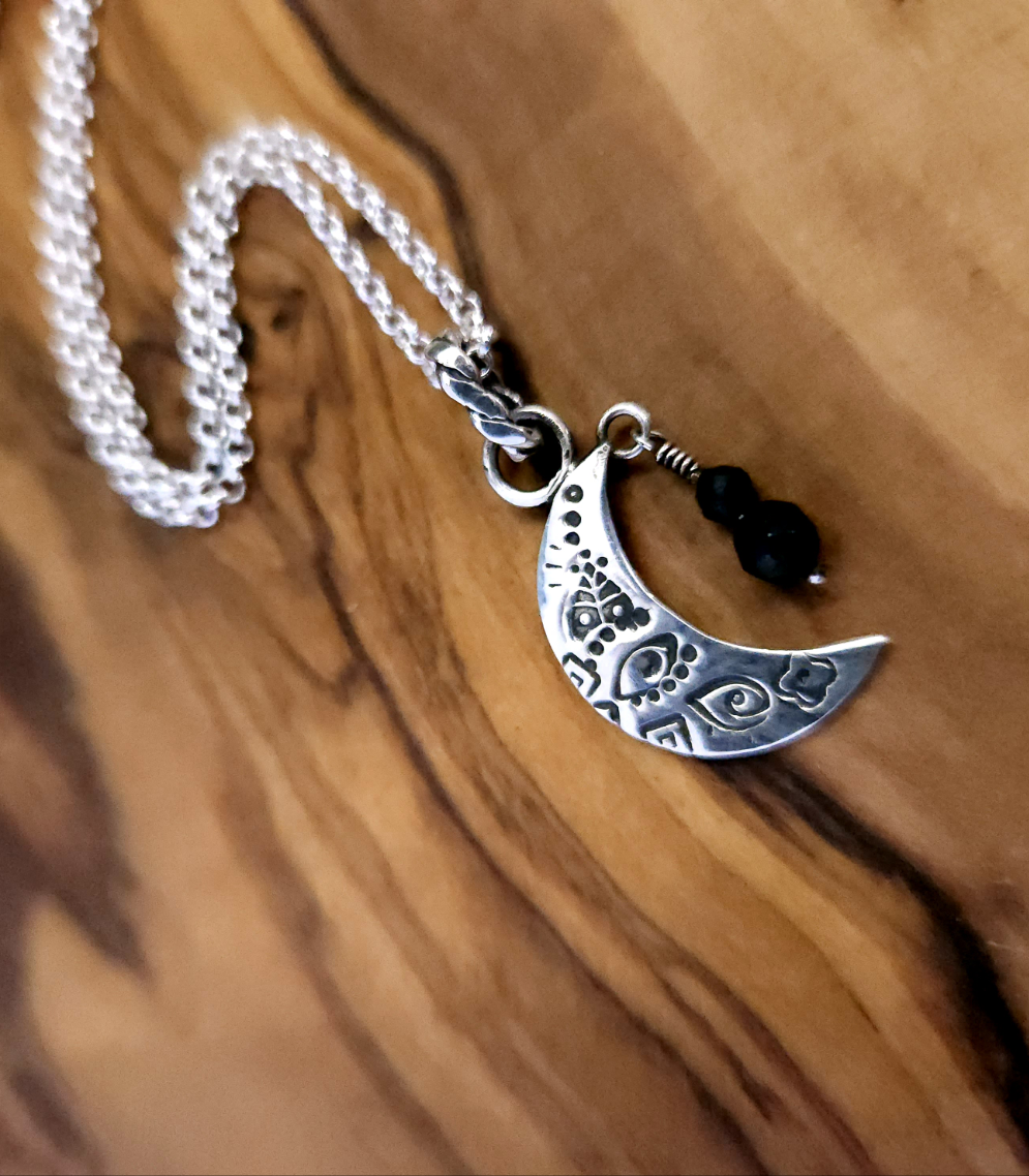 Lune en argent avec breloque en pierres noires