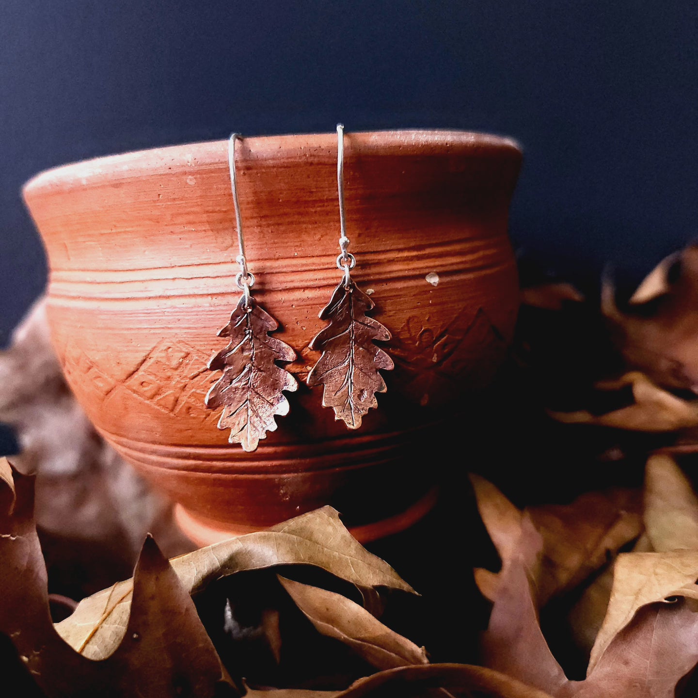 Petites boucles d’oreilles feuilles de chêne en cuivre – crochets argent sterling faits main