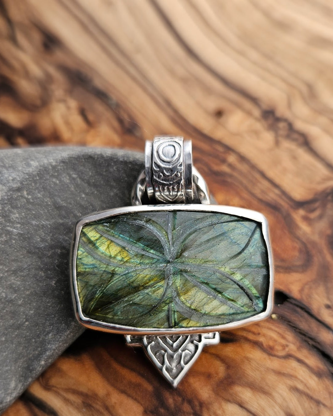 Pendentif Rectangulaire "Faerie" en argent et labradorite gravée