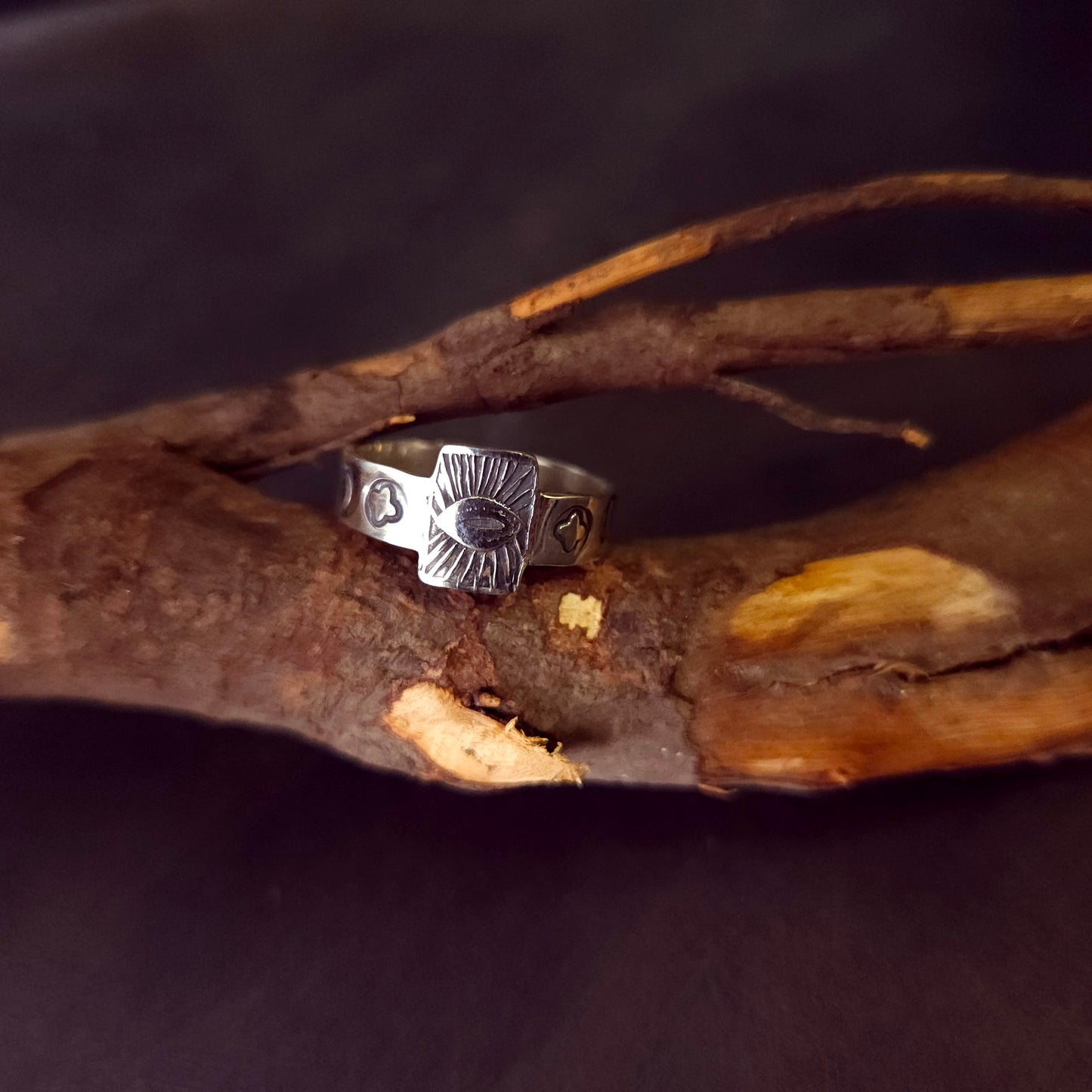 Bague artisanale en argent sterling inspirée des symboles mystiques du Tarot.