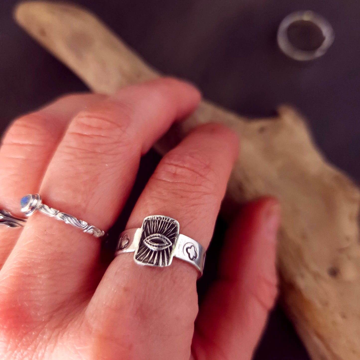 Bague artisanale en argent sterling inspirée des symboles mystiques du Tarot.
