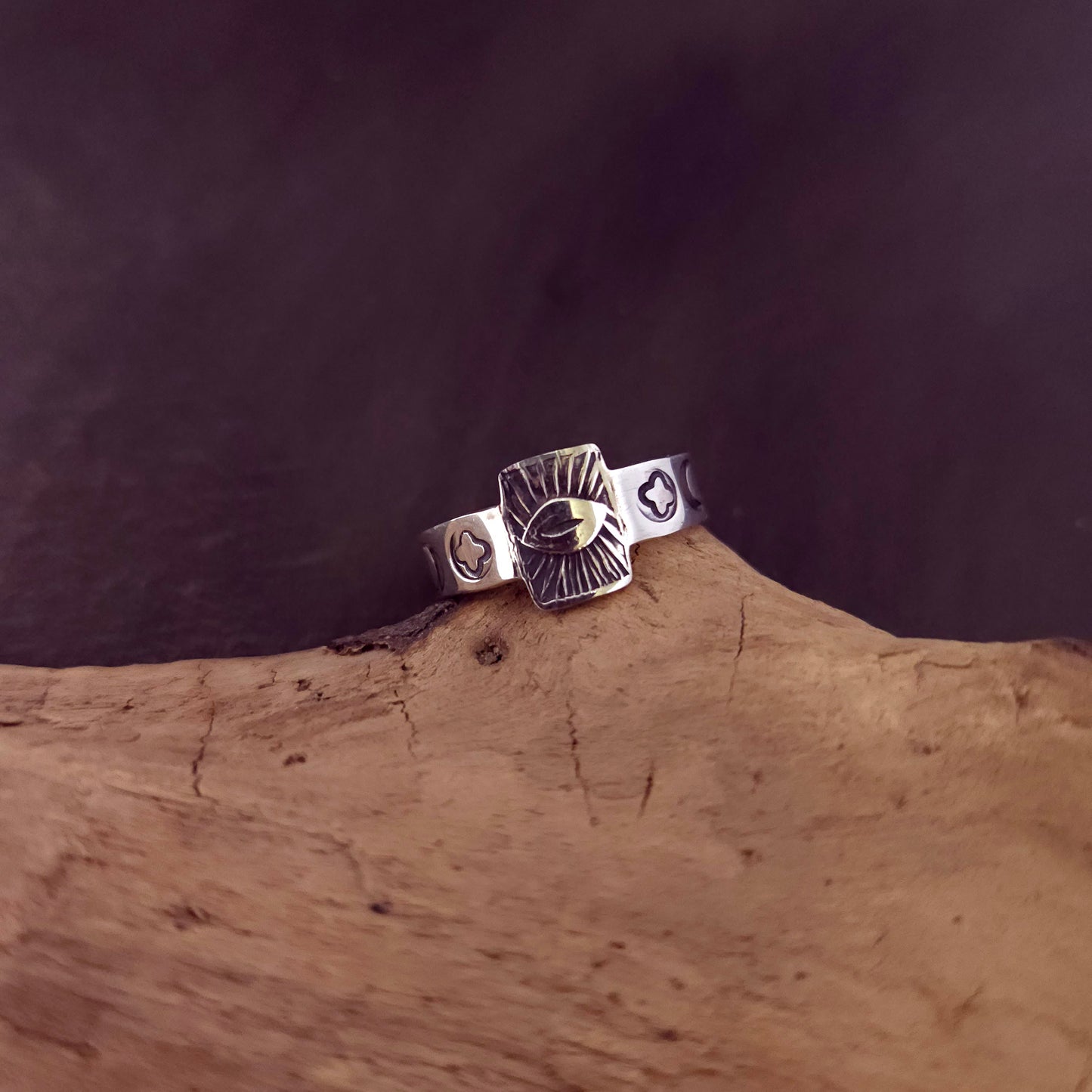 Bague artisanale en argent sterling inspirée des symboles mystiques du Tarot.