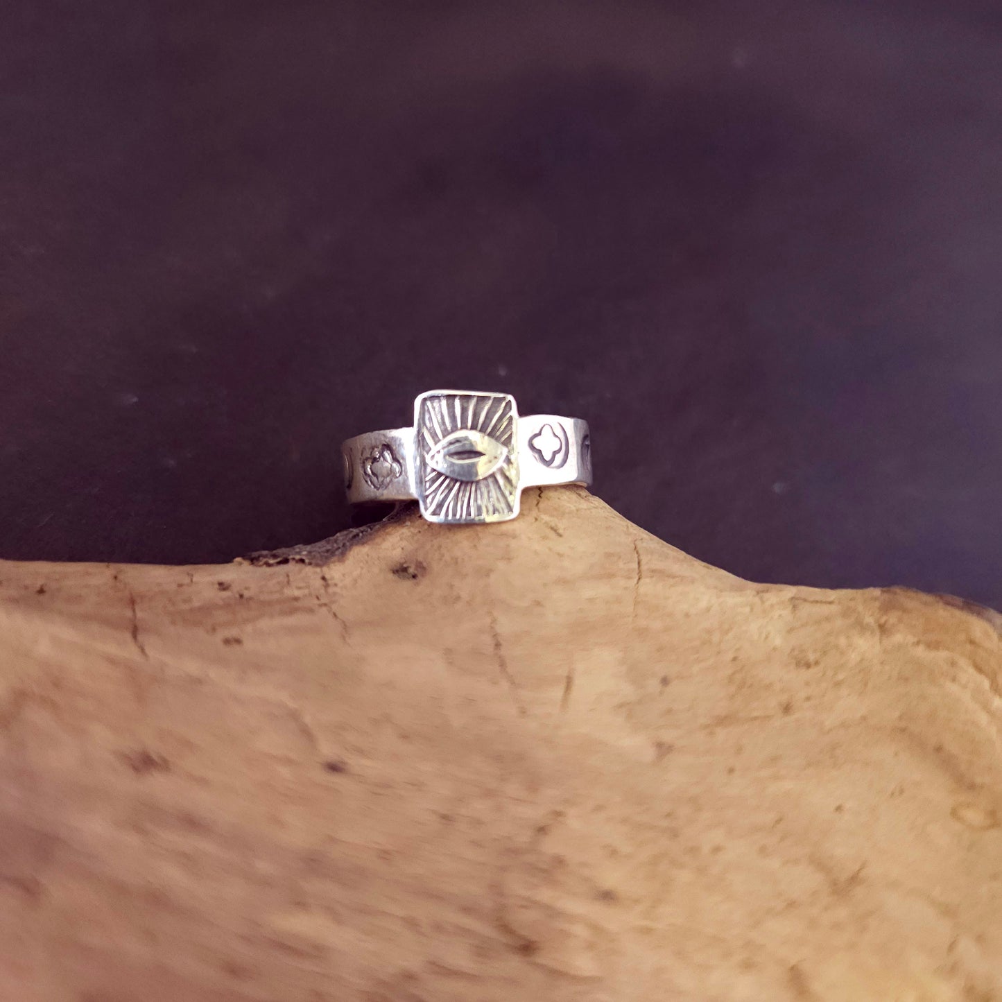 Bague artisanale en argent sterling inspirée des symboles mystiques du Tarot.