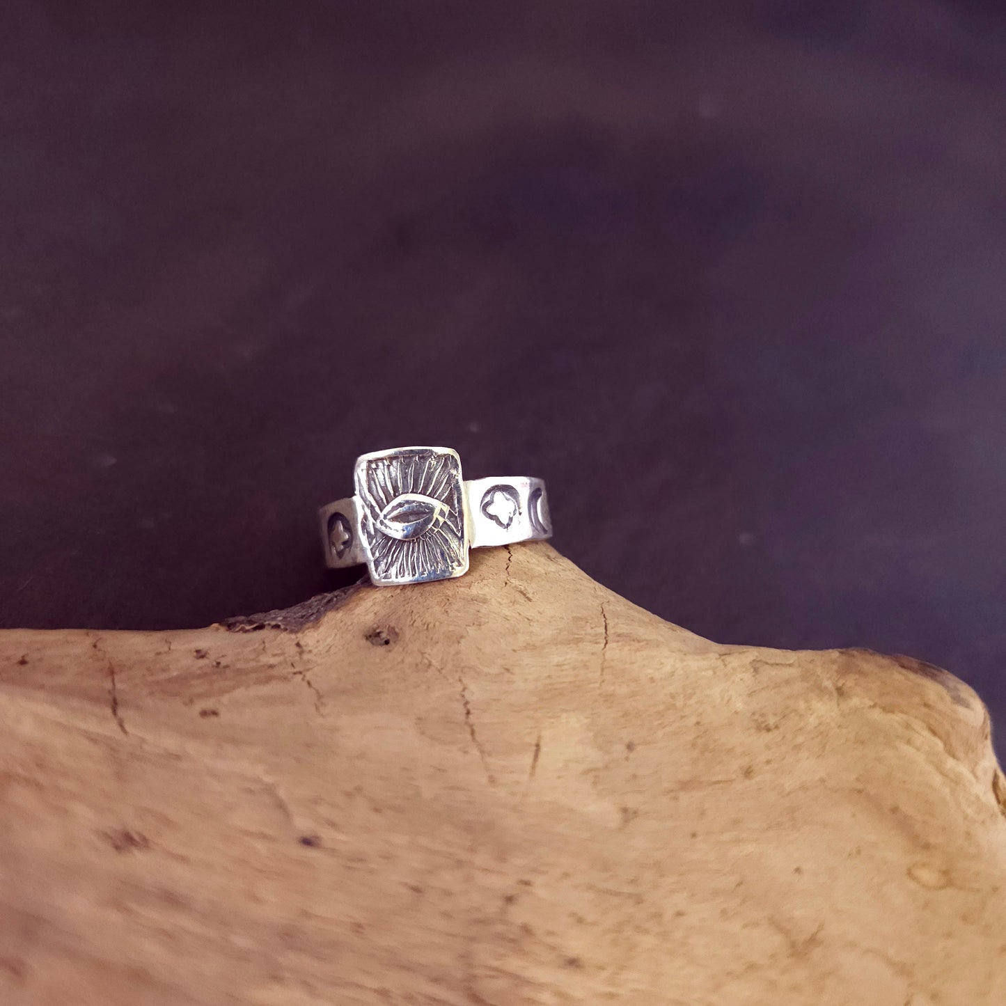 Bague artisanale en argent sterling inspirée des symboles mystiques du Tarot.