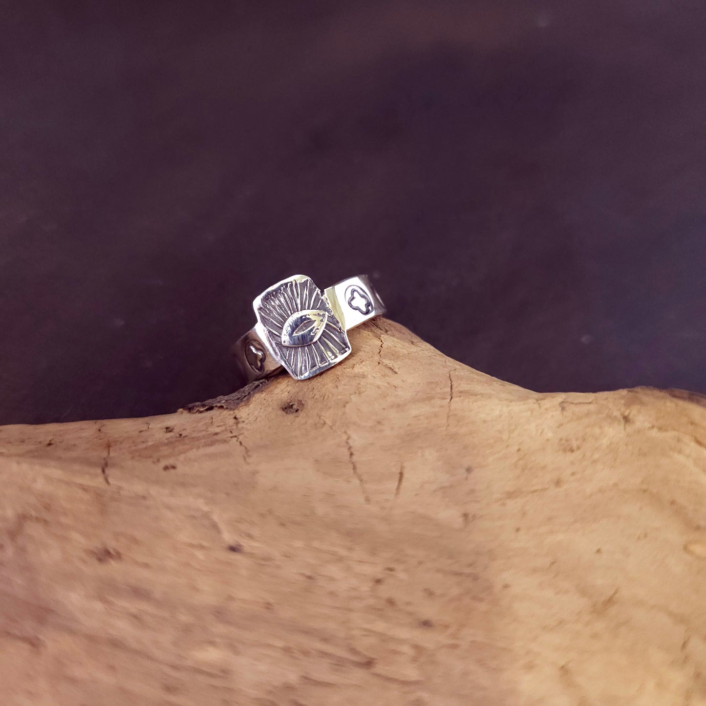 Bague artisanale en argent sterling inspirée des symboles mystiques du Tarot.