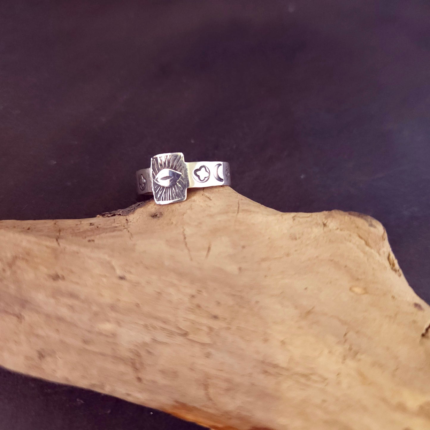 Bague artisanale en argent sterling inspirée des symboles mystiques du Tarot.
