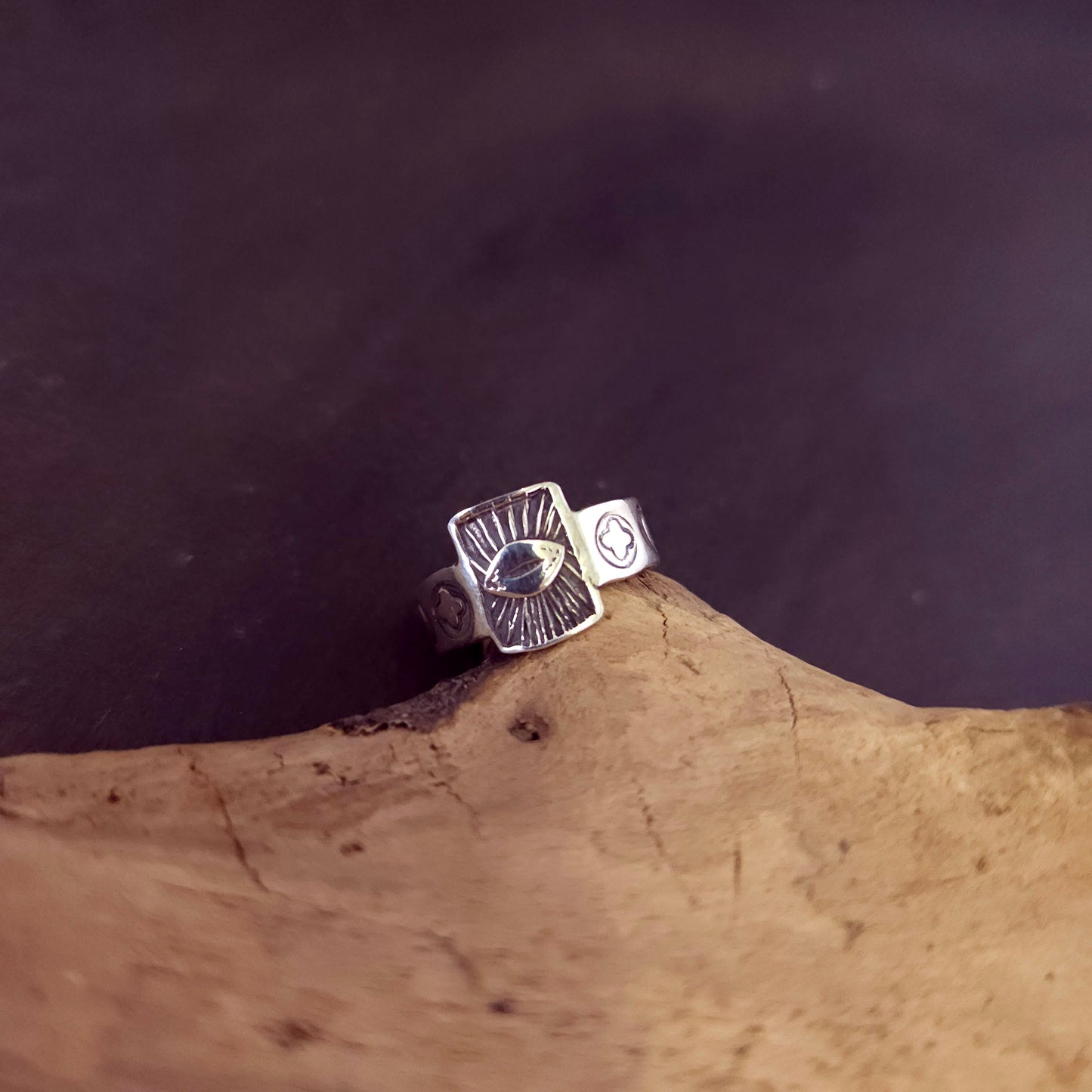 Bague artisanale en argent sterling inspirée des symboles mystiques du Tarot.