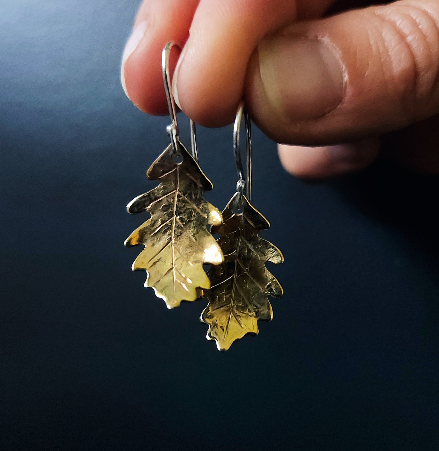 Boucles d’oreilles pendantes en laiton texturé et crochets en argent sterling, en forme de feuilles de chêne