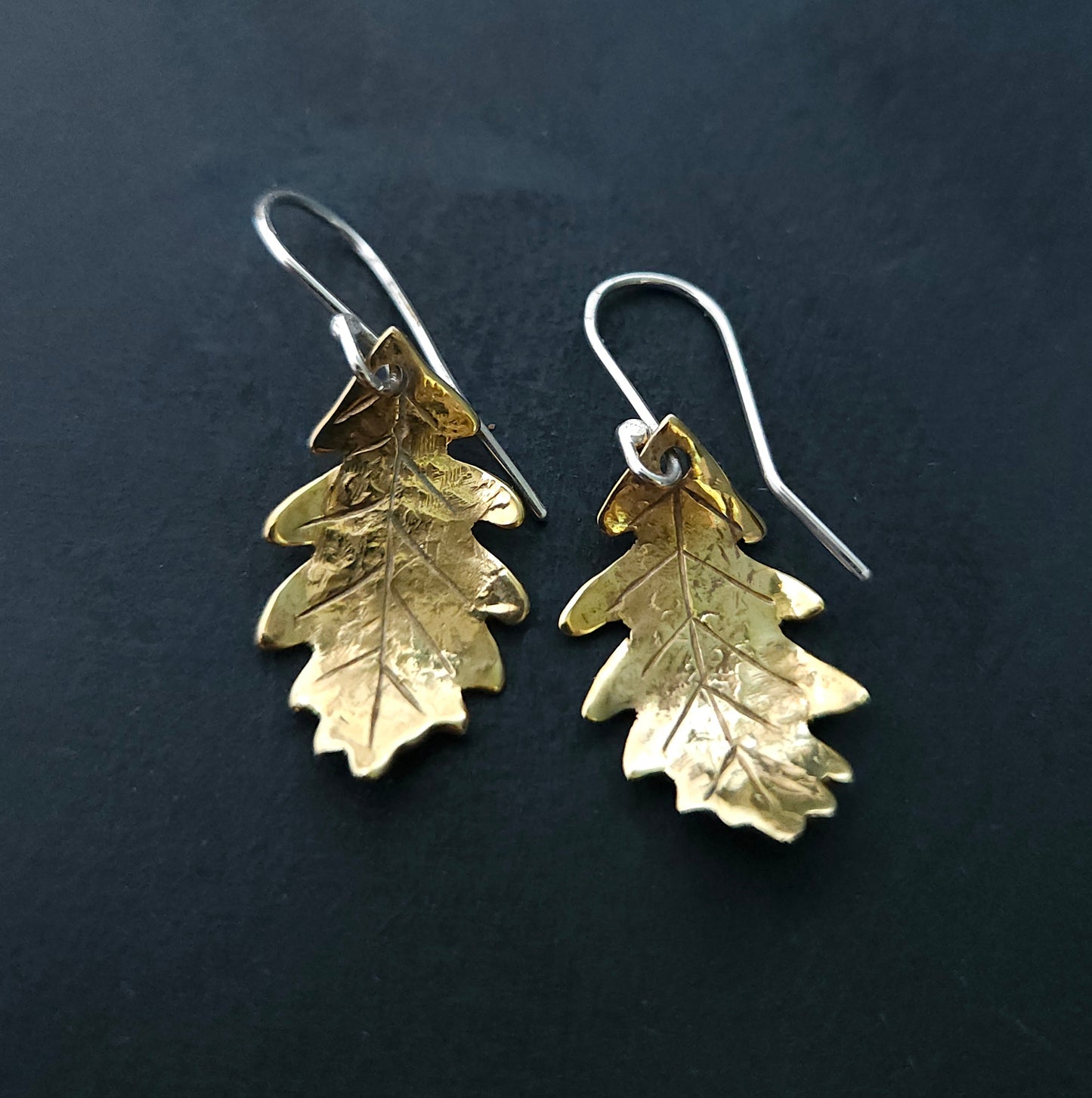 Boucles d’oreilles pendantes en laiton texturé et crochets en argent sterling, en forme de feuilles de chêne