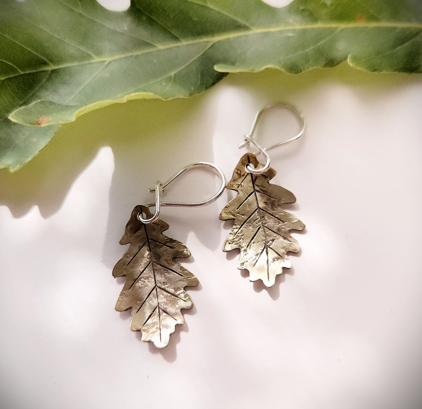 Petites boucles d’oreilles feuilles de chêne en laiton – crochets argent sterling faits main