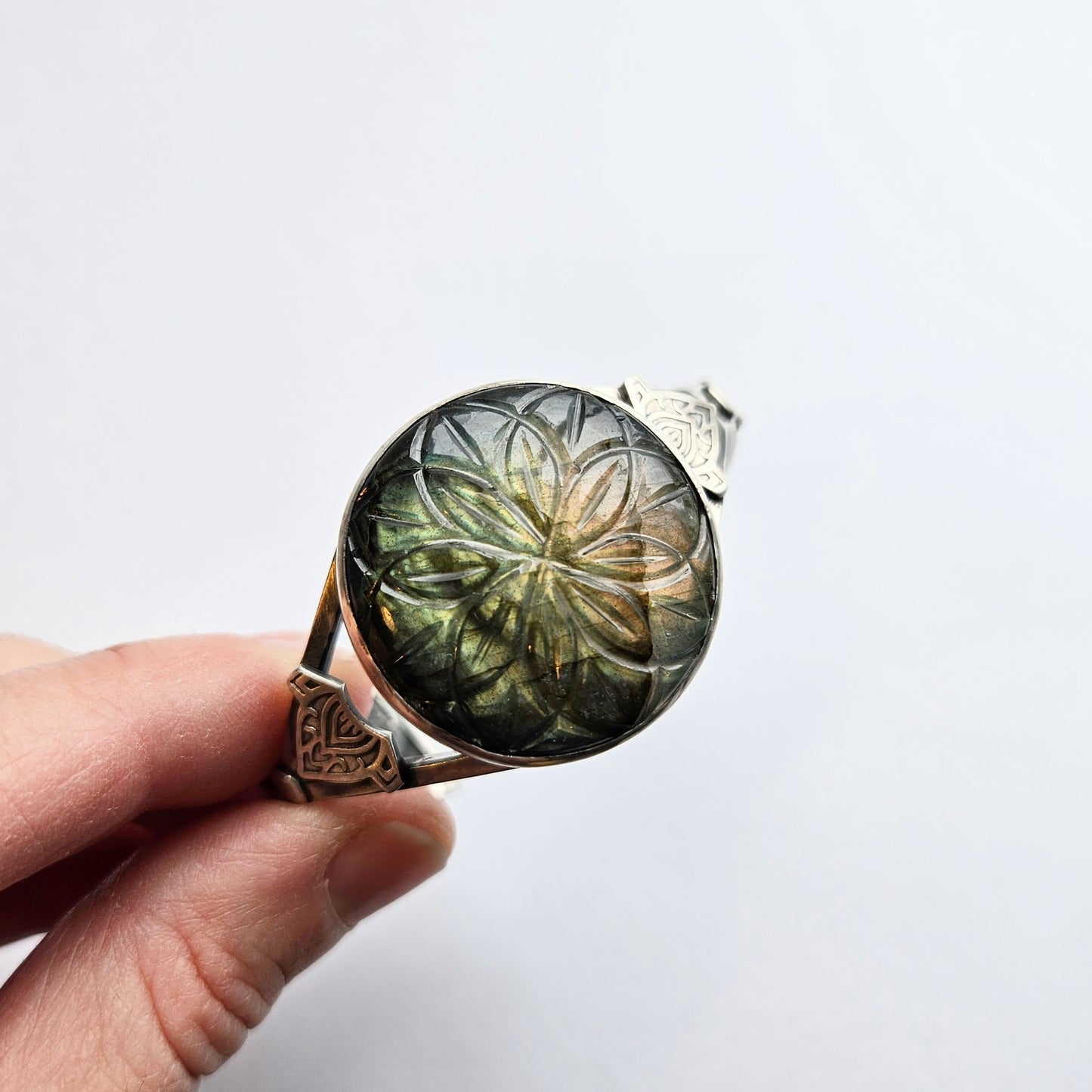 Bracelet manchette avec labradorite gravée