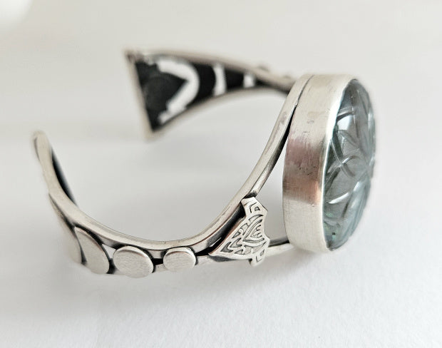 Bracelet manchette avec labradorite gravée