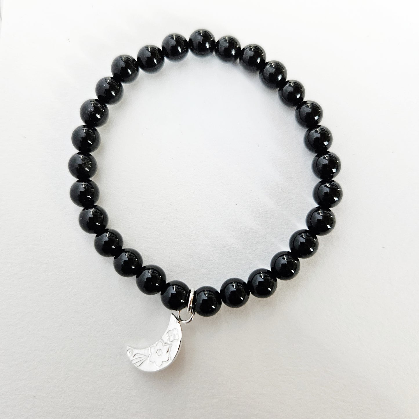 Bracelet en billes d'onyx et petite lune en argent