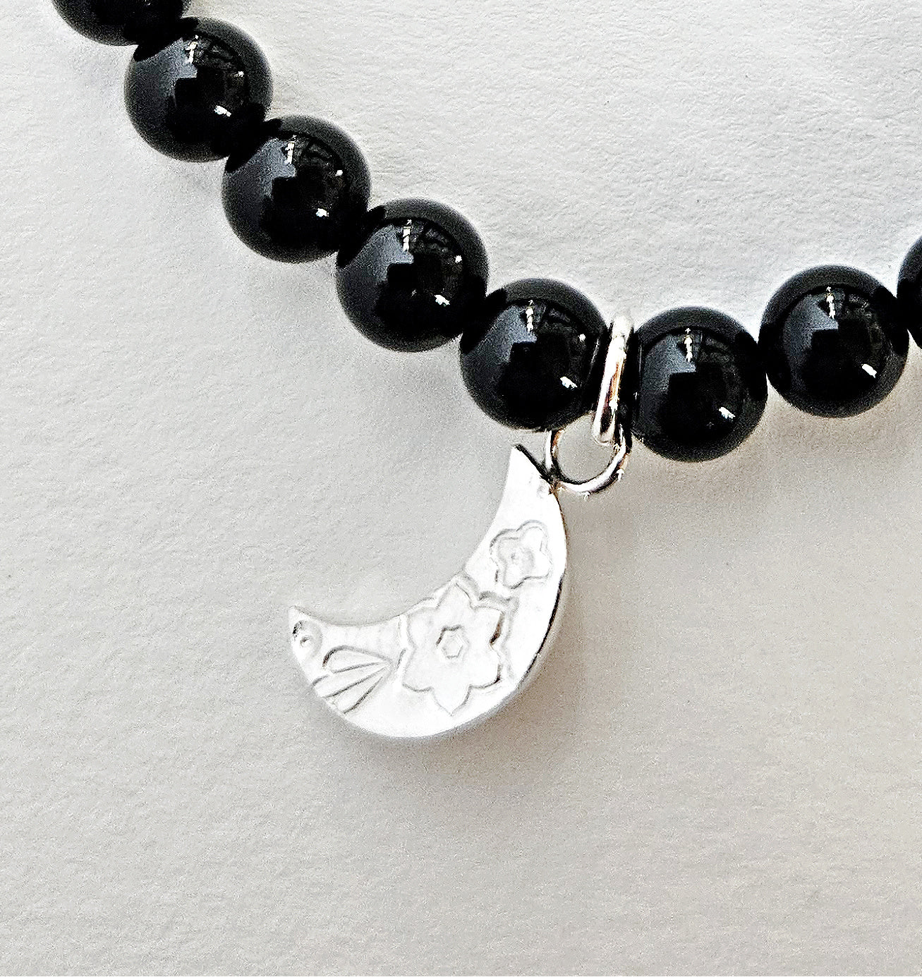 Bracelet en billes d'onyx et petite lune en argent